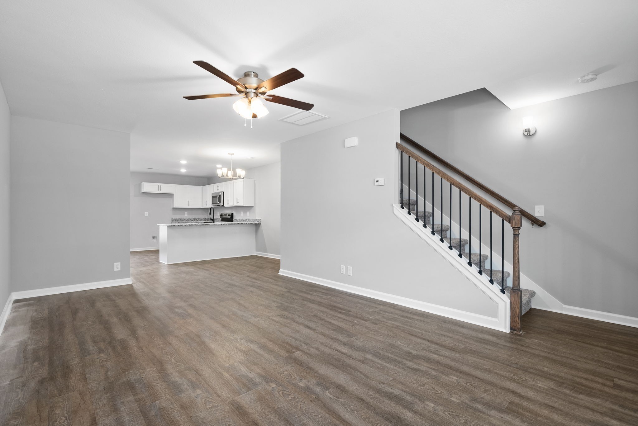 Listing photo id 5 for 8015 Tower Way