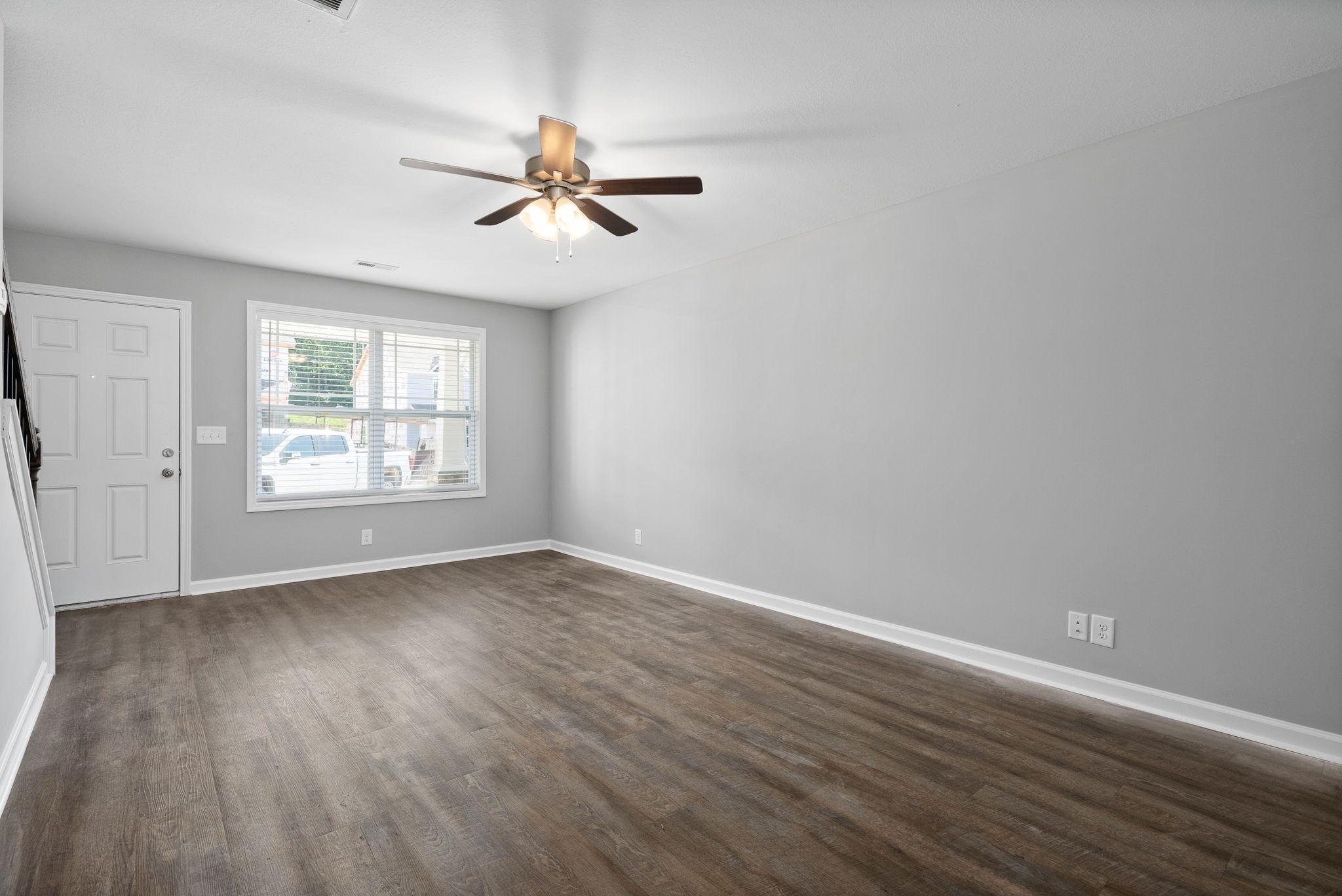 Listing photo id 7 for 8015 Tower Way