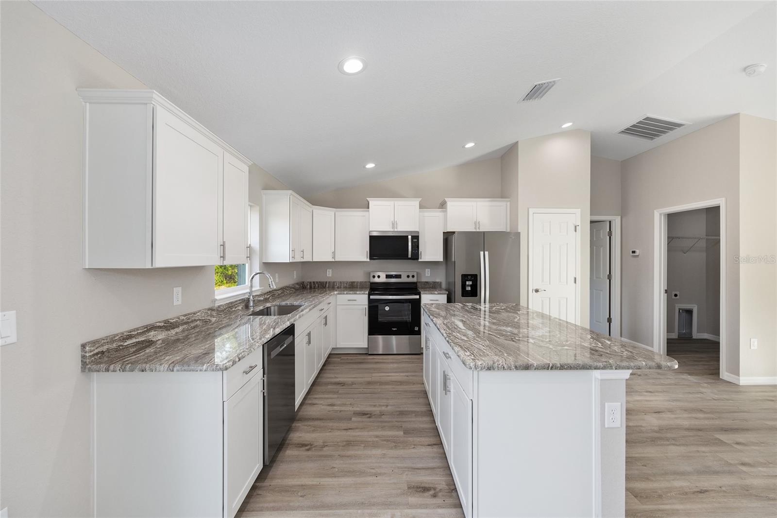 Listing photo id 3 for 11059 Haitian Drive