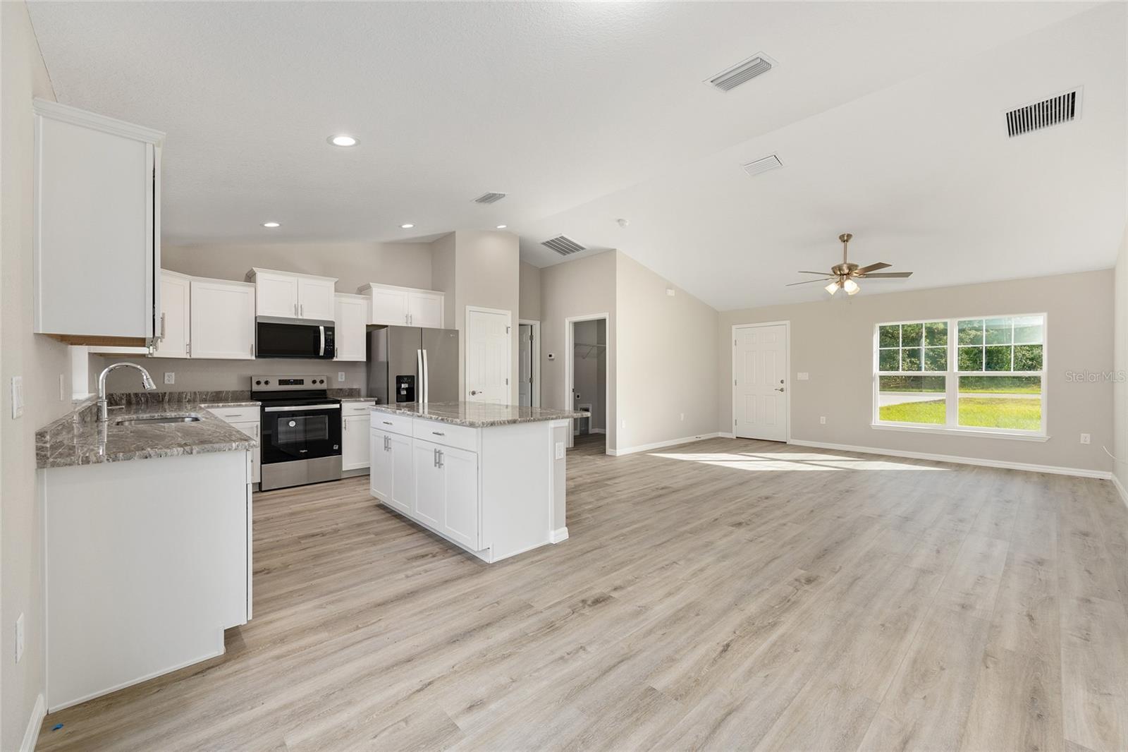 Listing photo id 4 for 11059 Haitian Drive
