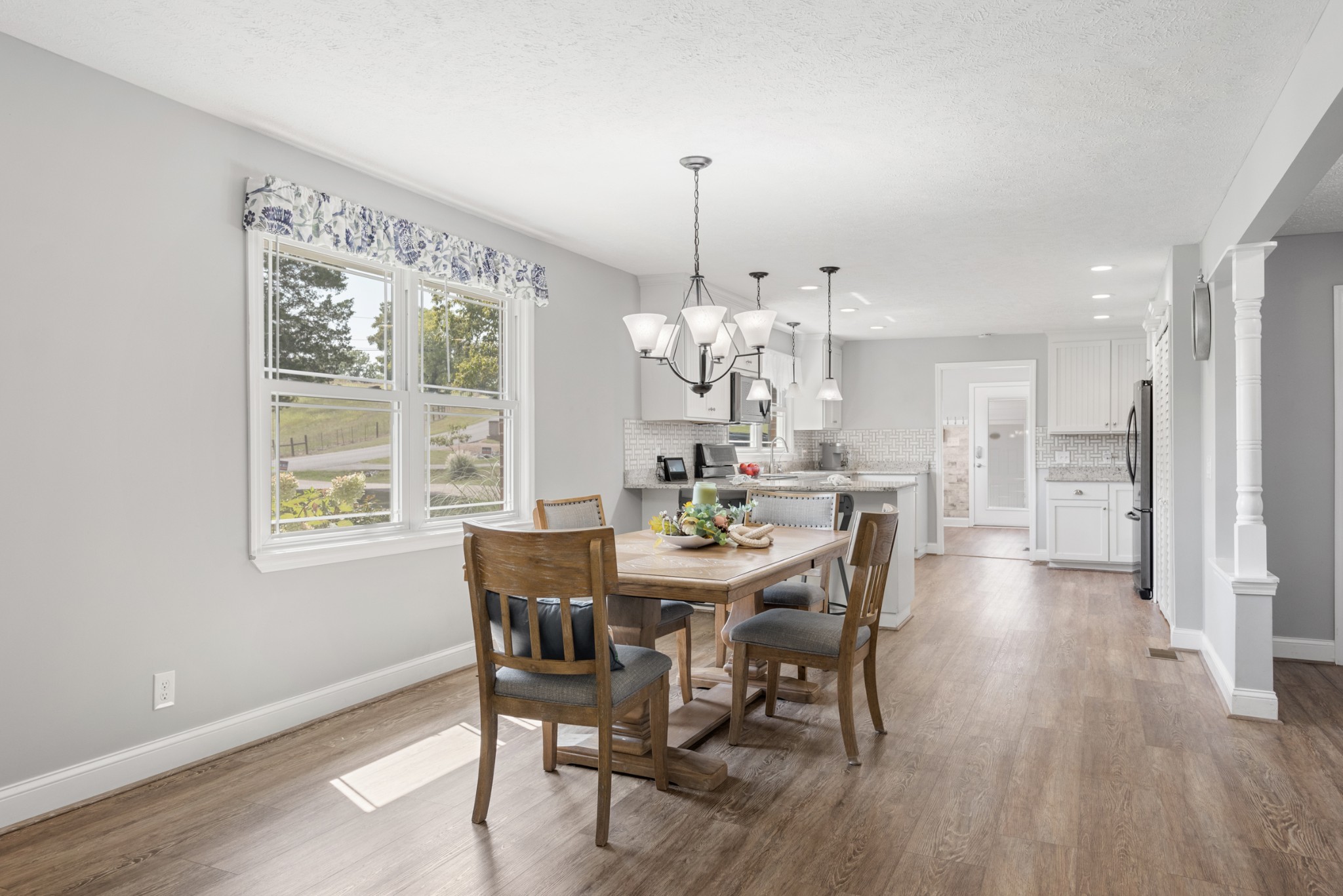 Listing photo id 8 for 2160 Landmark Drive
