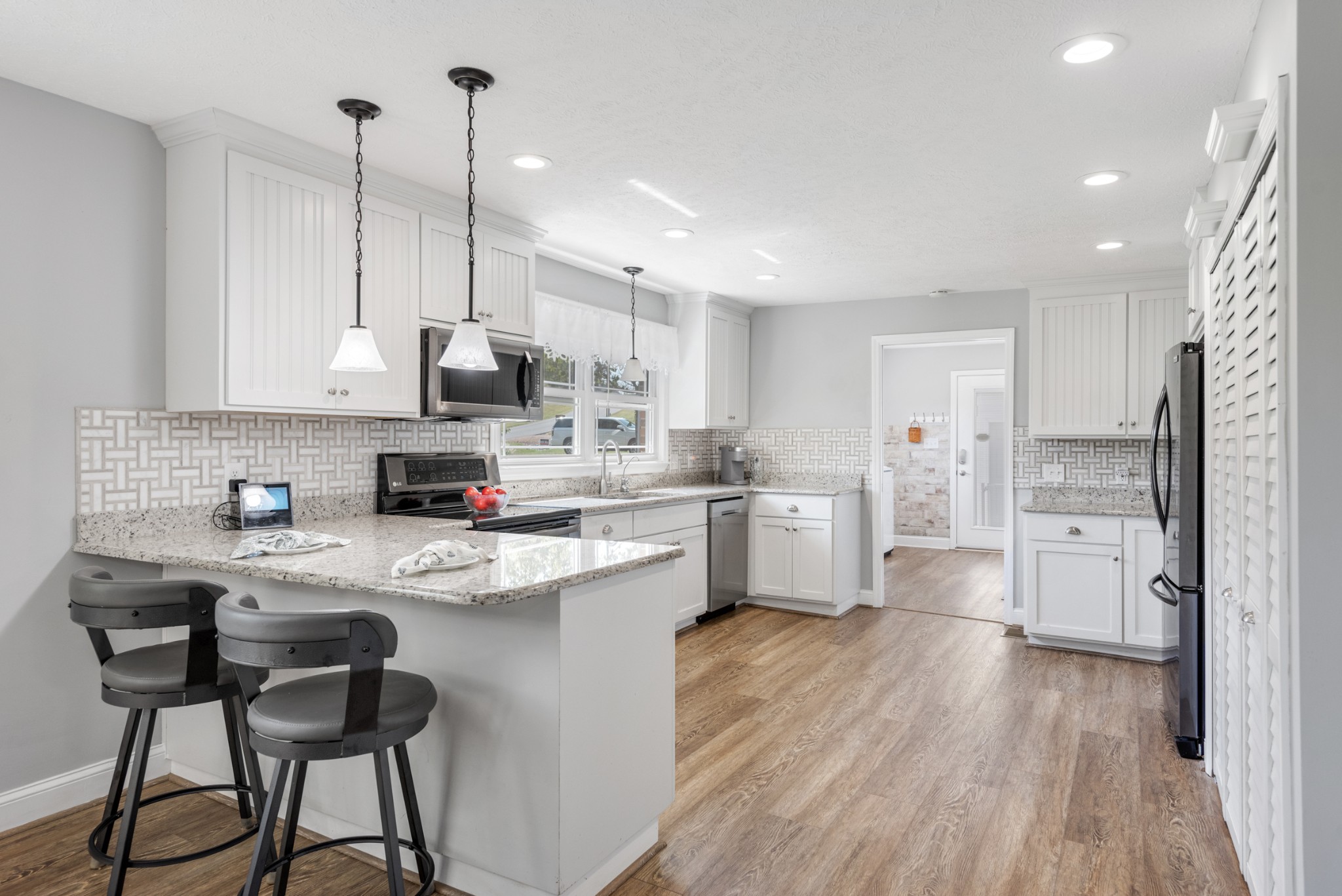 Listing photo id 9 for 2160 Landmark Drive