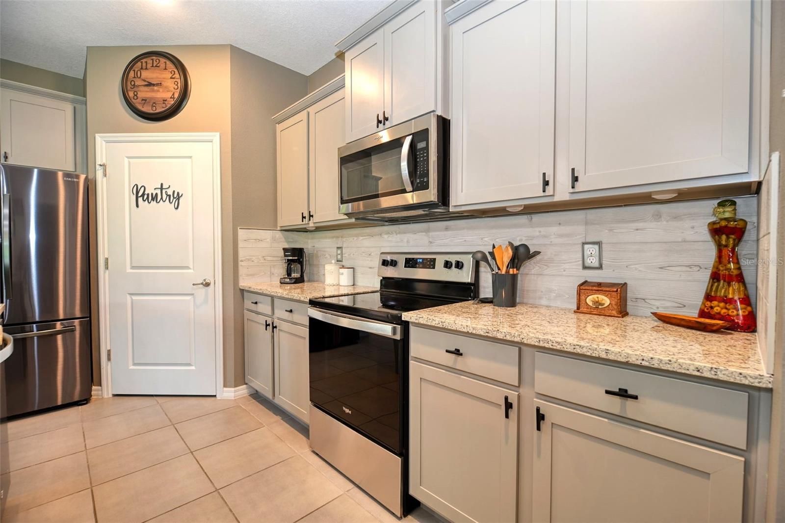 Listing photo id 11 for 6405 88th Loop