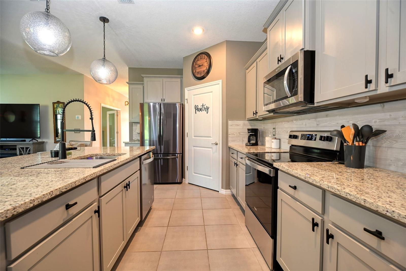 Listing photo id 13 for 6405 88th Loop
