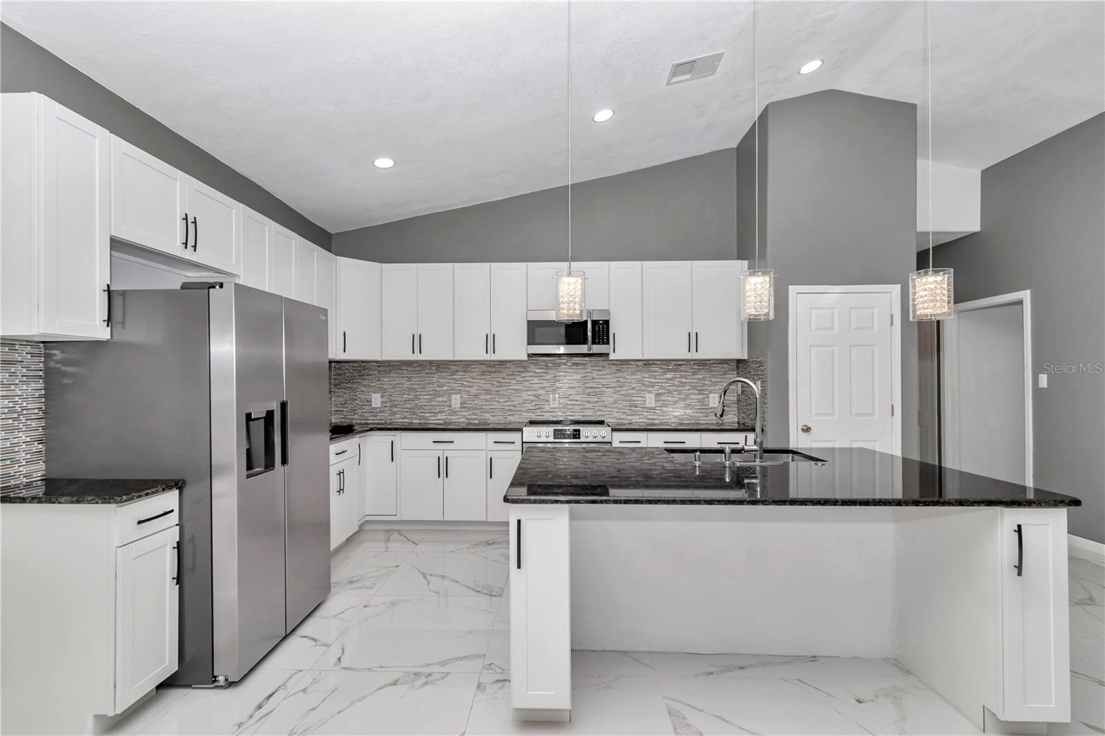 Listing photo id 14 for 14550 61st Court
