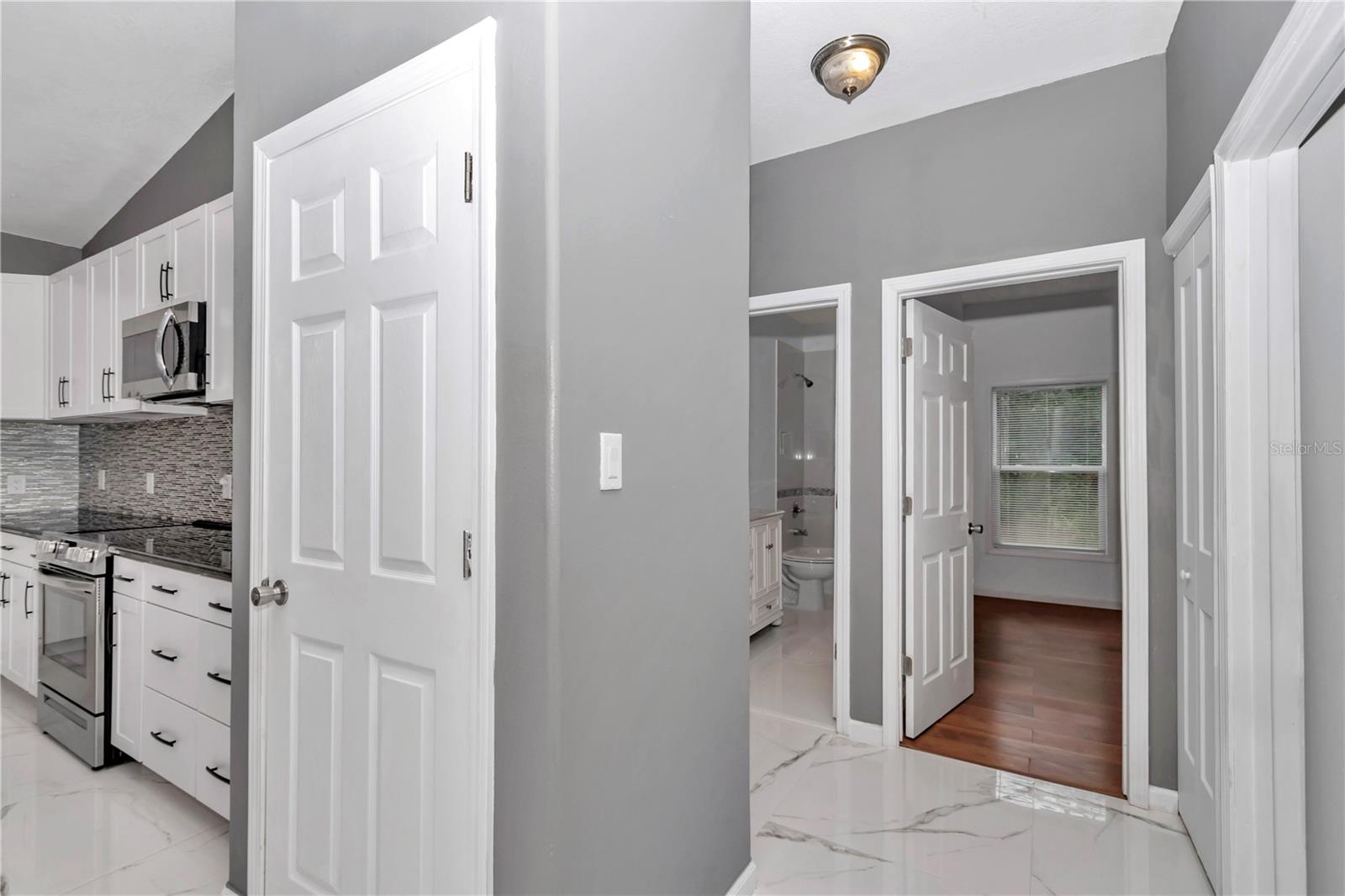 Listing photo id 18 for 14550 61st Court