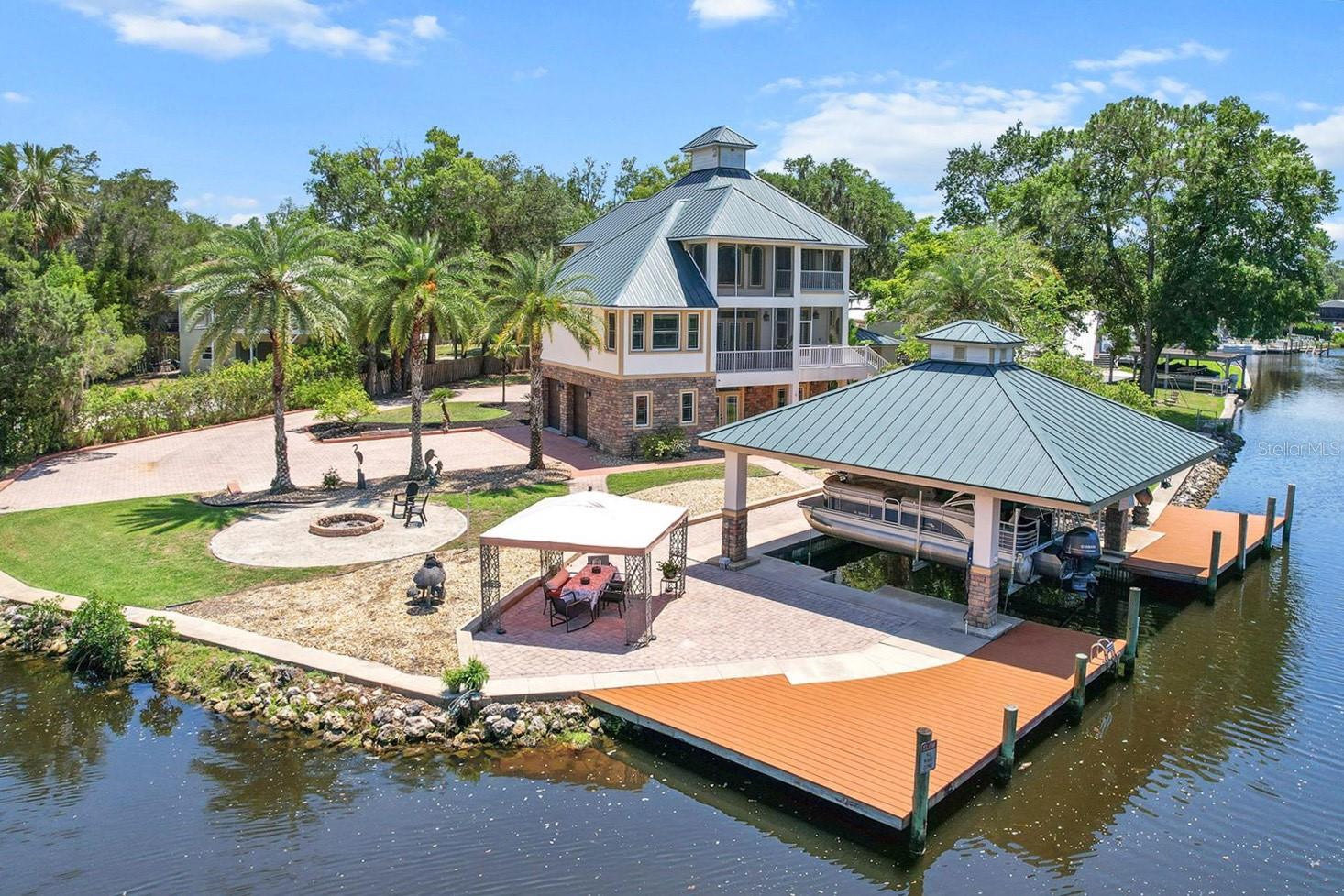 Listing photo id 1 for 5751 Beaver Point