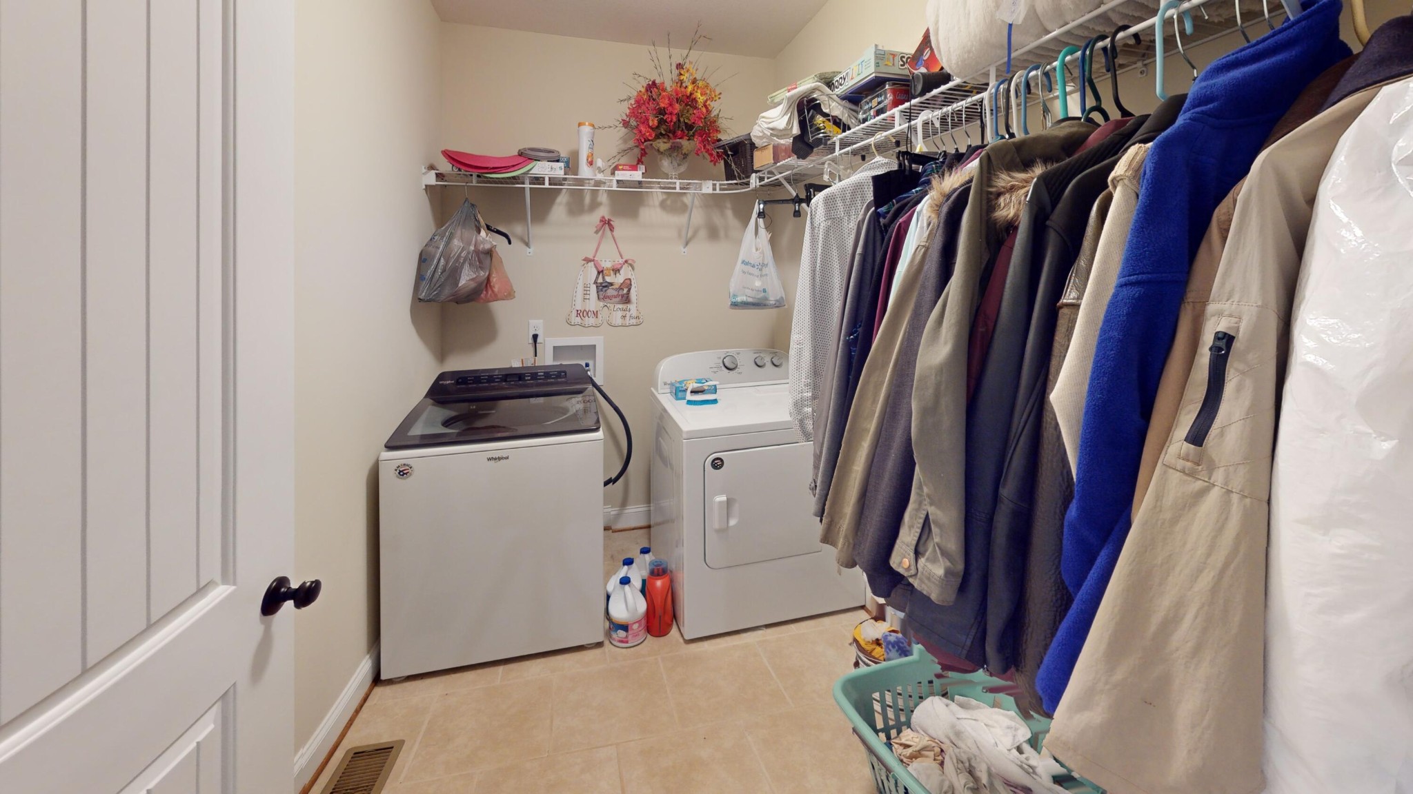 Listing photo id 10 for 944 Silver Springs Boulevard
