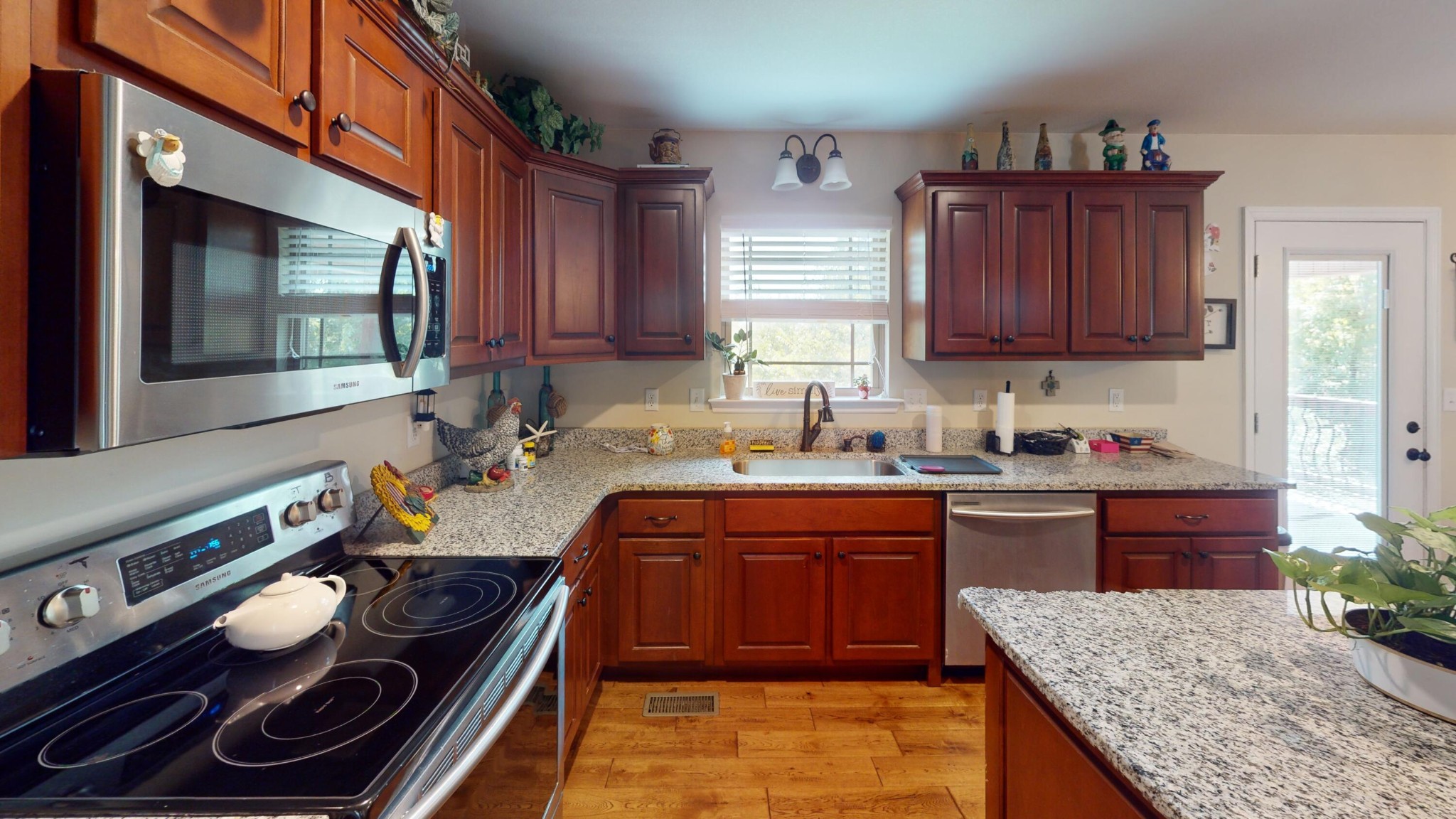 Listing photo id 4 for 944 Silver Springs Boulevard