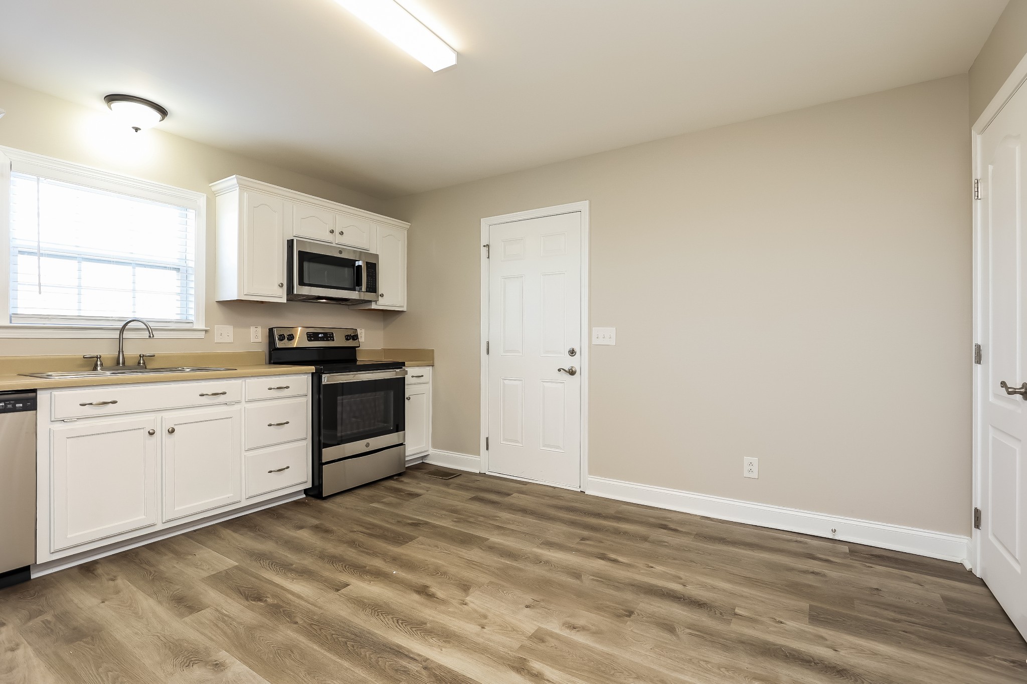 Image 4 of 41 For 9606 Caressa Way