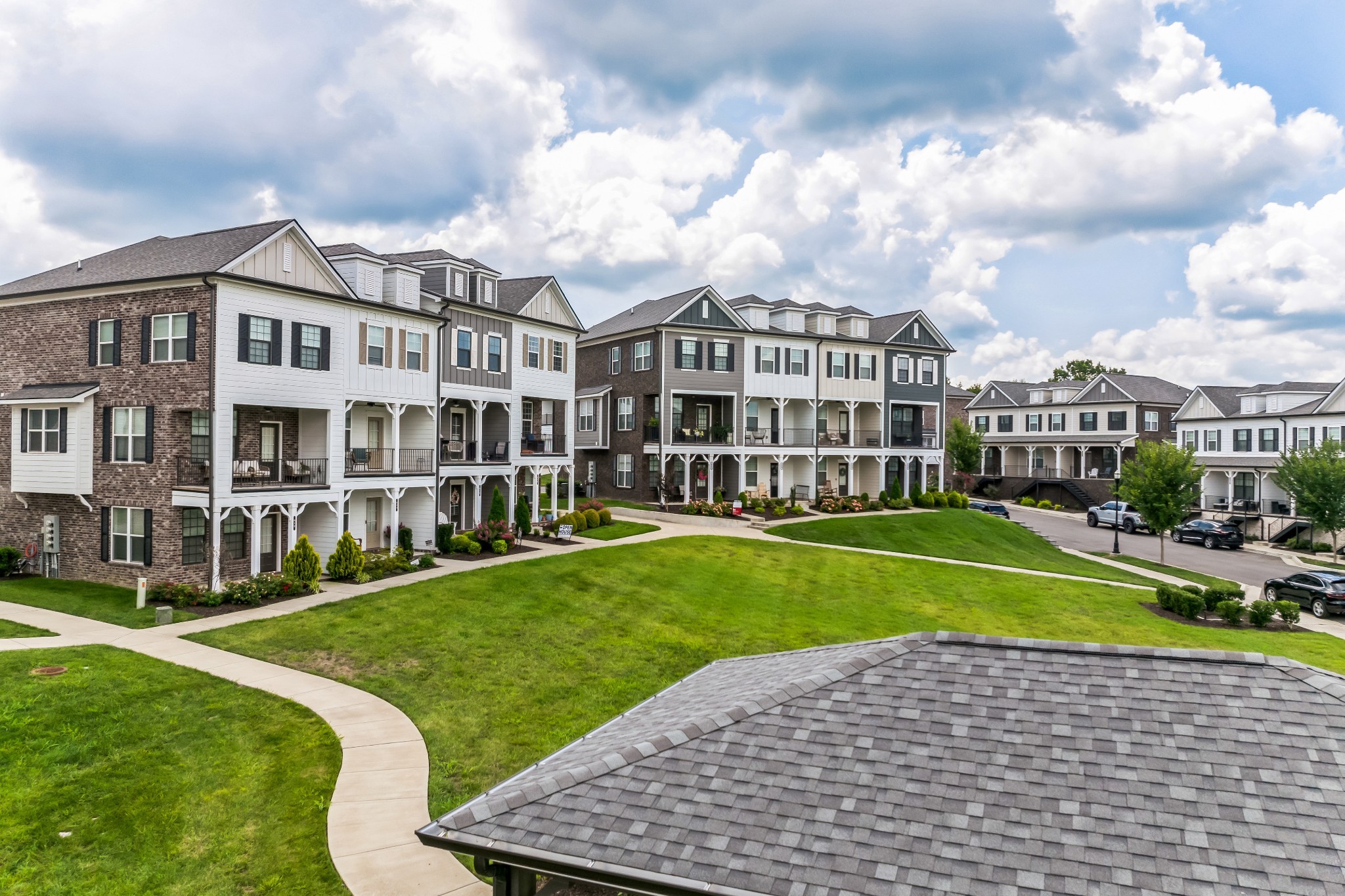 Image 3 of 9 For 9374 Peachtree Way