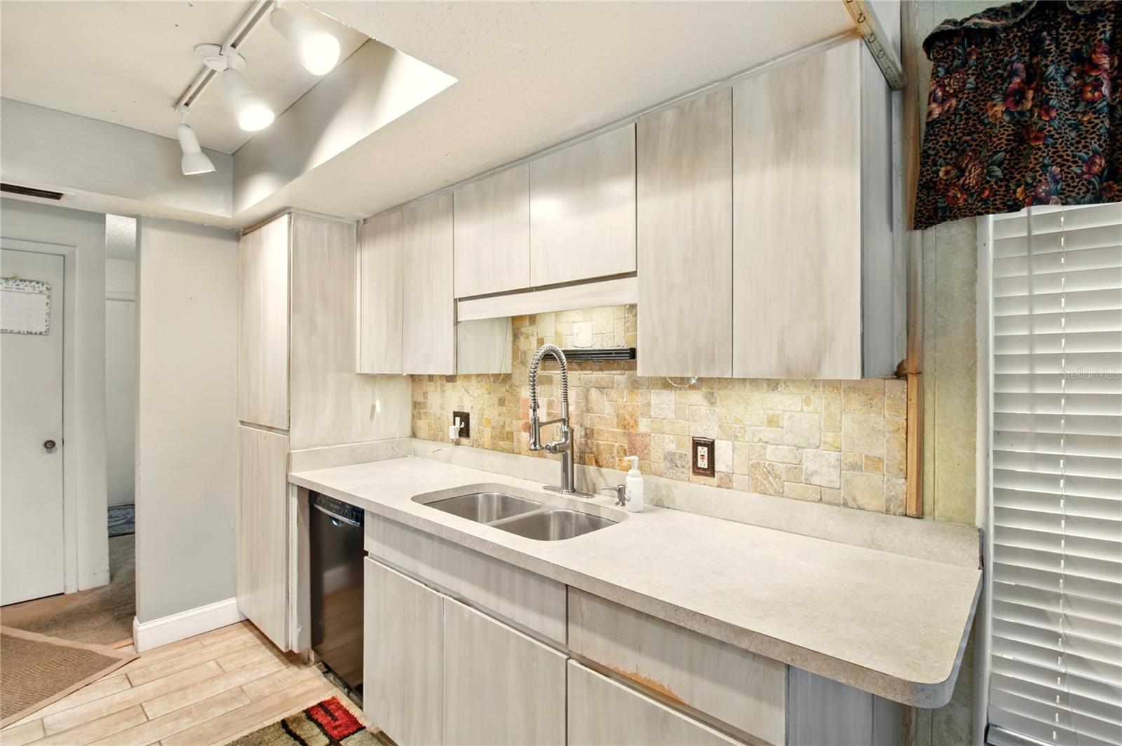 Listing photo id 8 for 5728 Colonial Drive