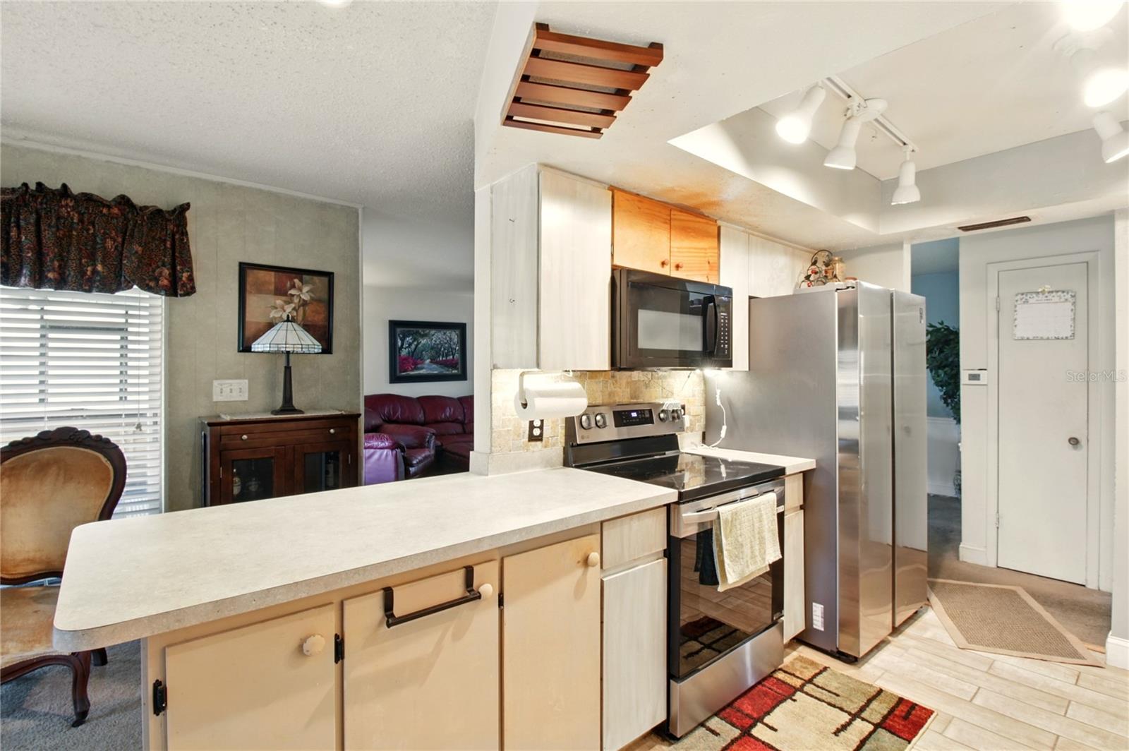 Listing photo id 9 for 5728 Colonial Drive