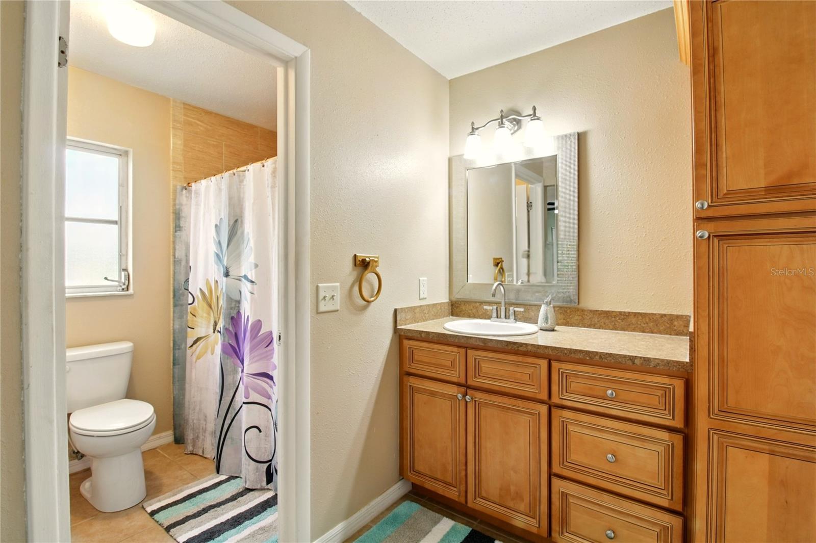Listing photo id 12 for 5728 Colonial Drive