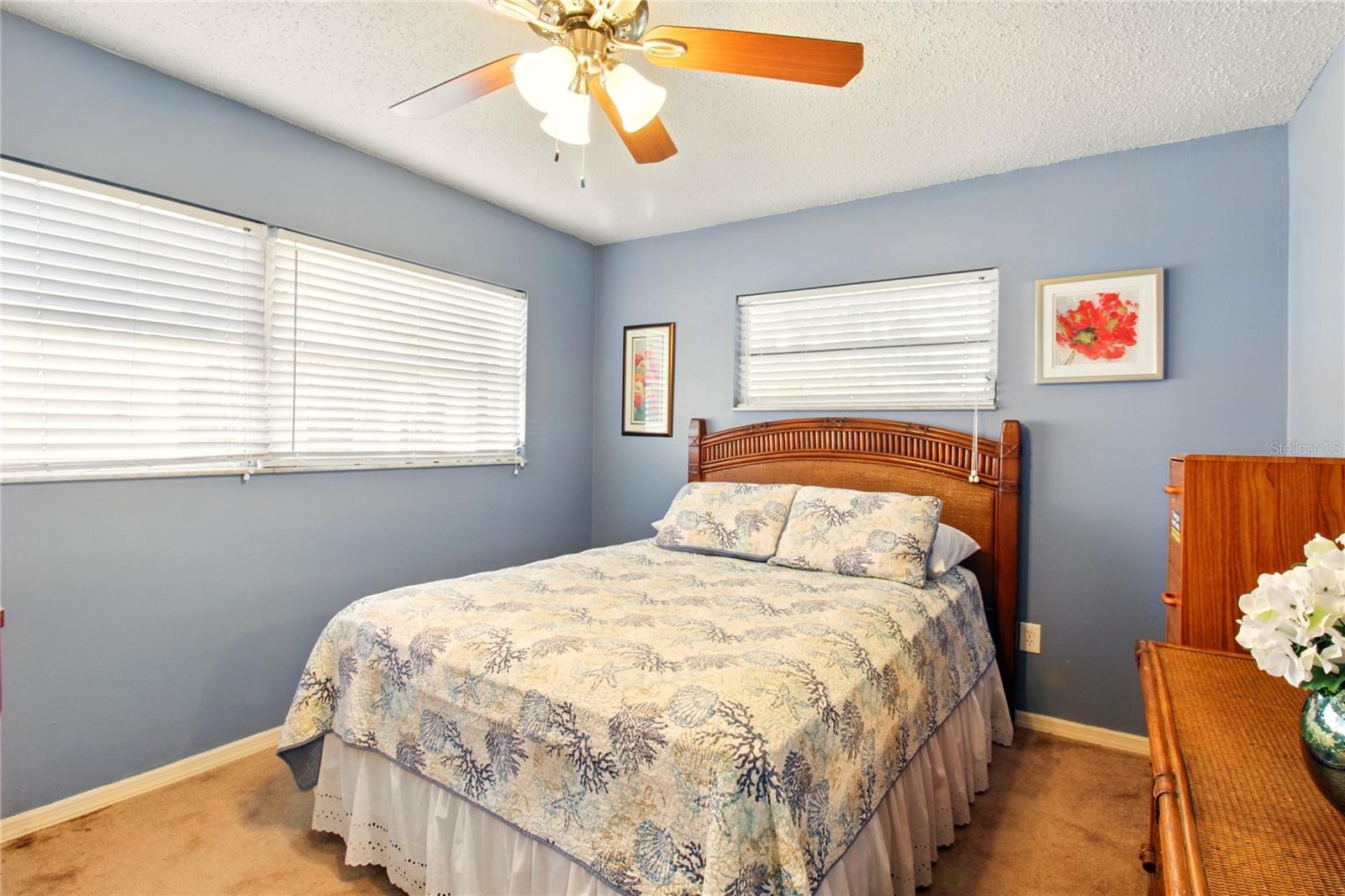 Listing photo id 15 for 5728 Colonial Drive