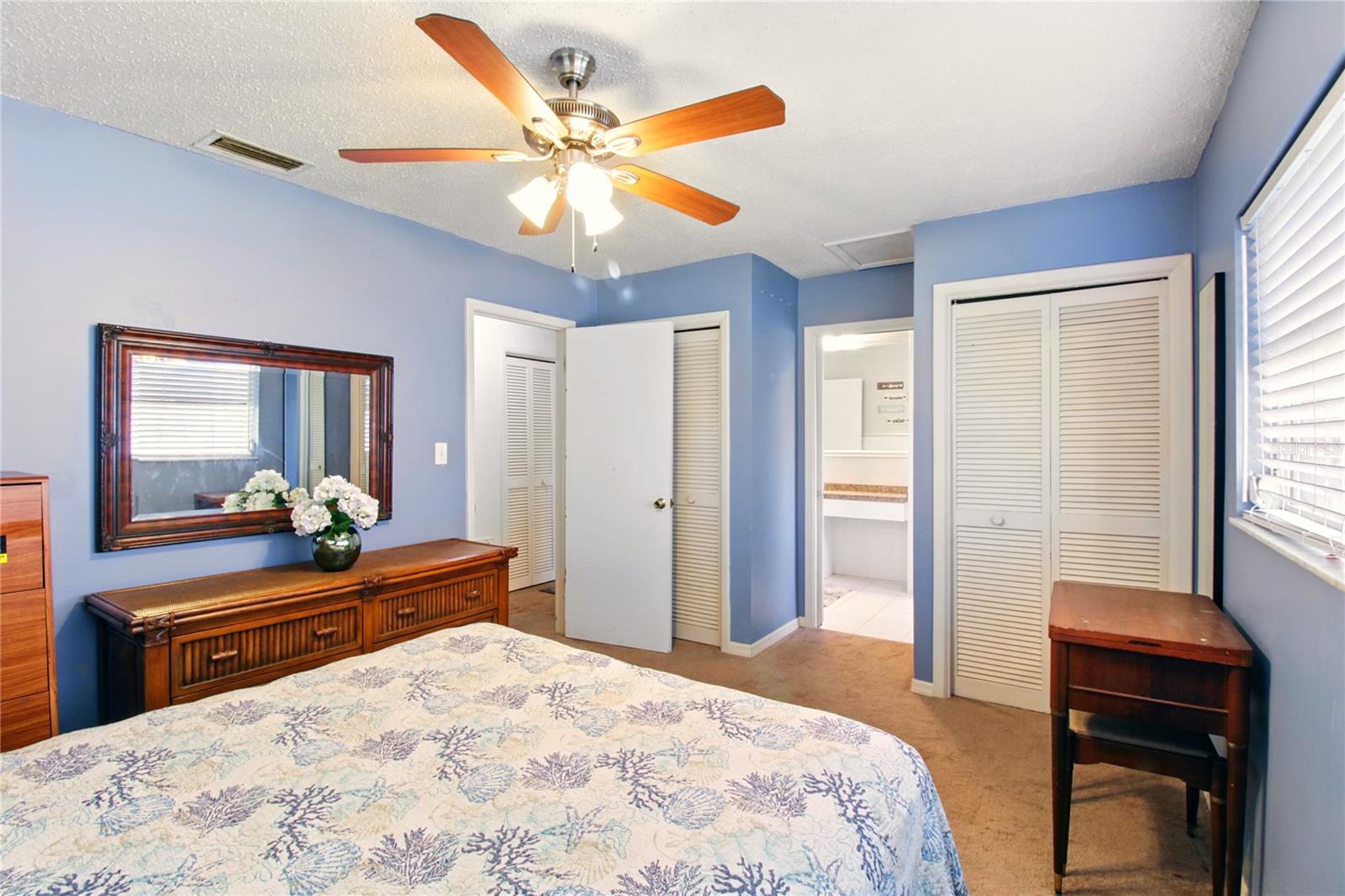 Listing photo id 16 for 5728 Colonial Drive