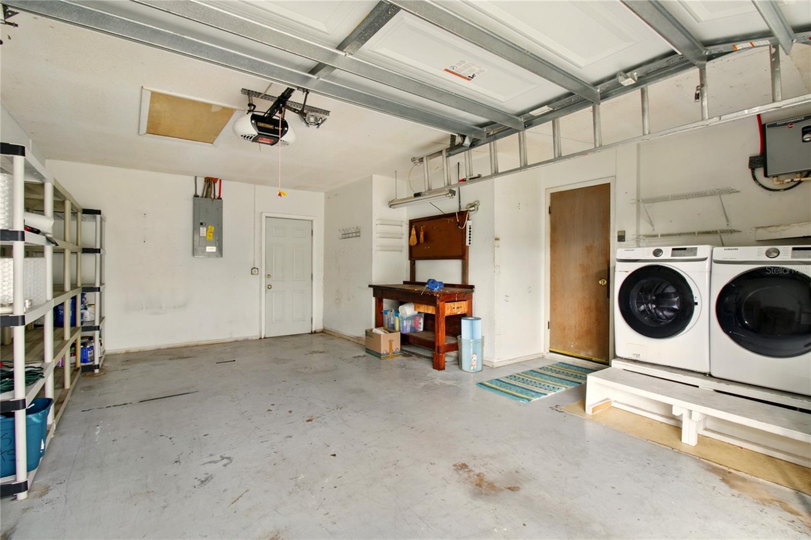 Listing photo id 17 for 5728 Colonial Drive