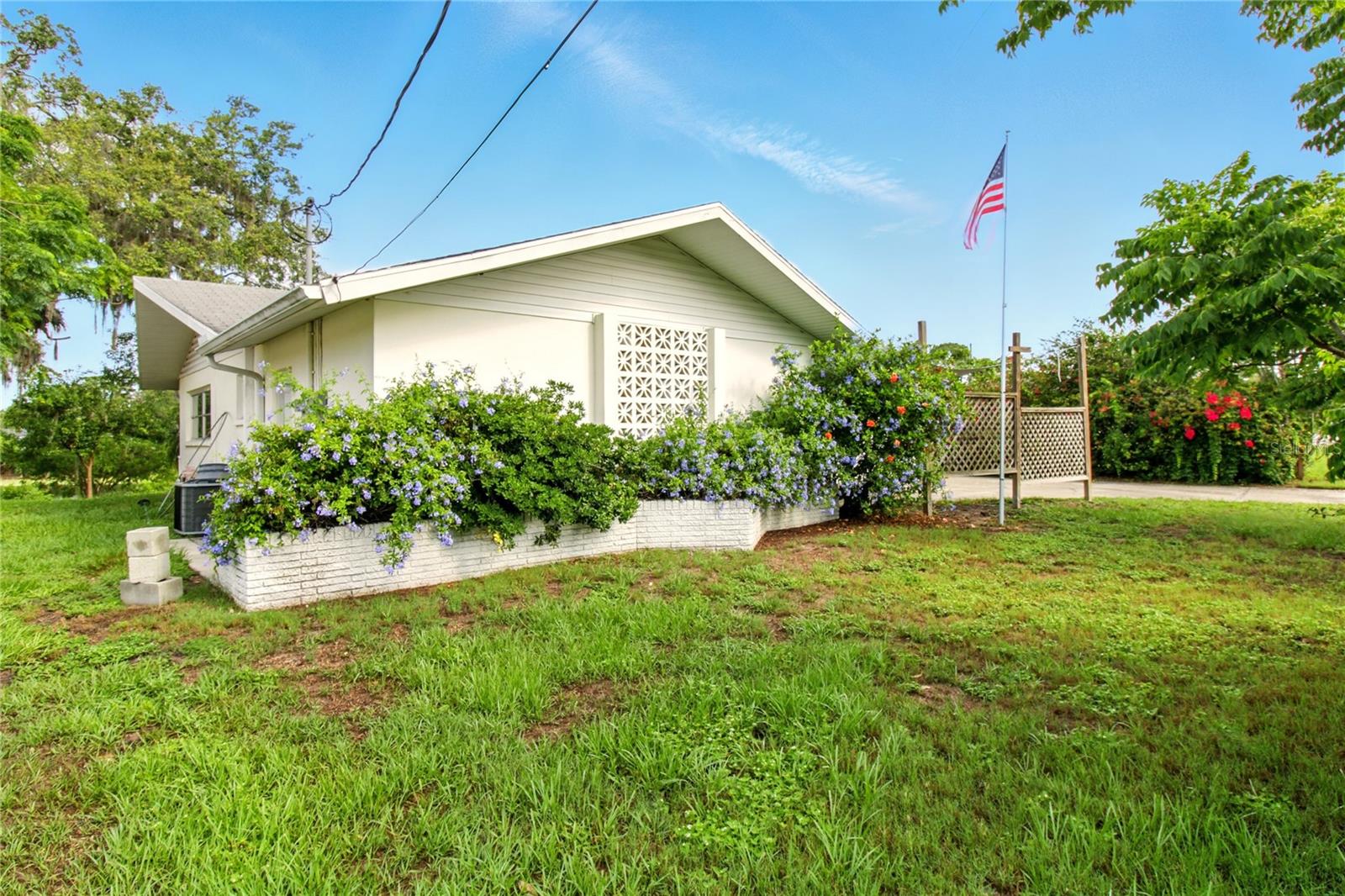 Listing photo id 0 for 5728 Colonial Drive