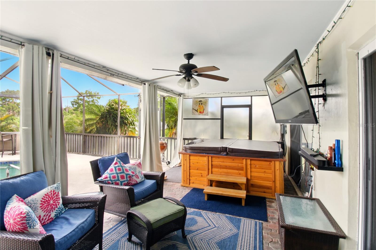 Listing photo id 18 for 5728 Colonial Drive