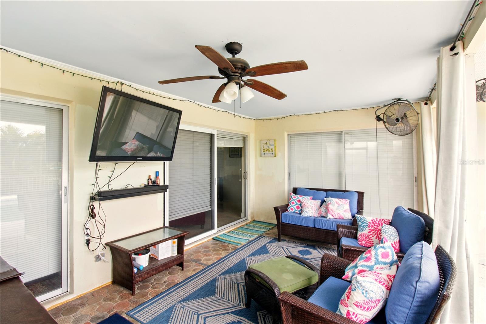 Listing photo id 19 for 5728 Colonial Drive