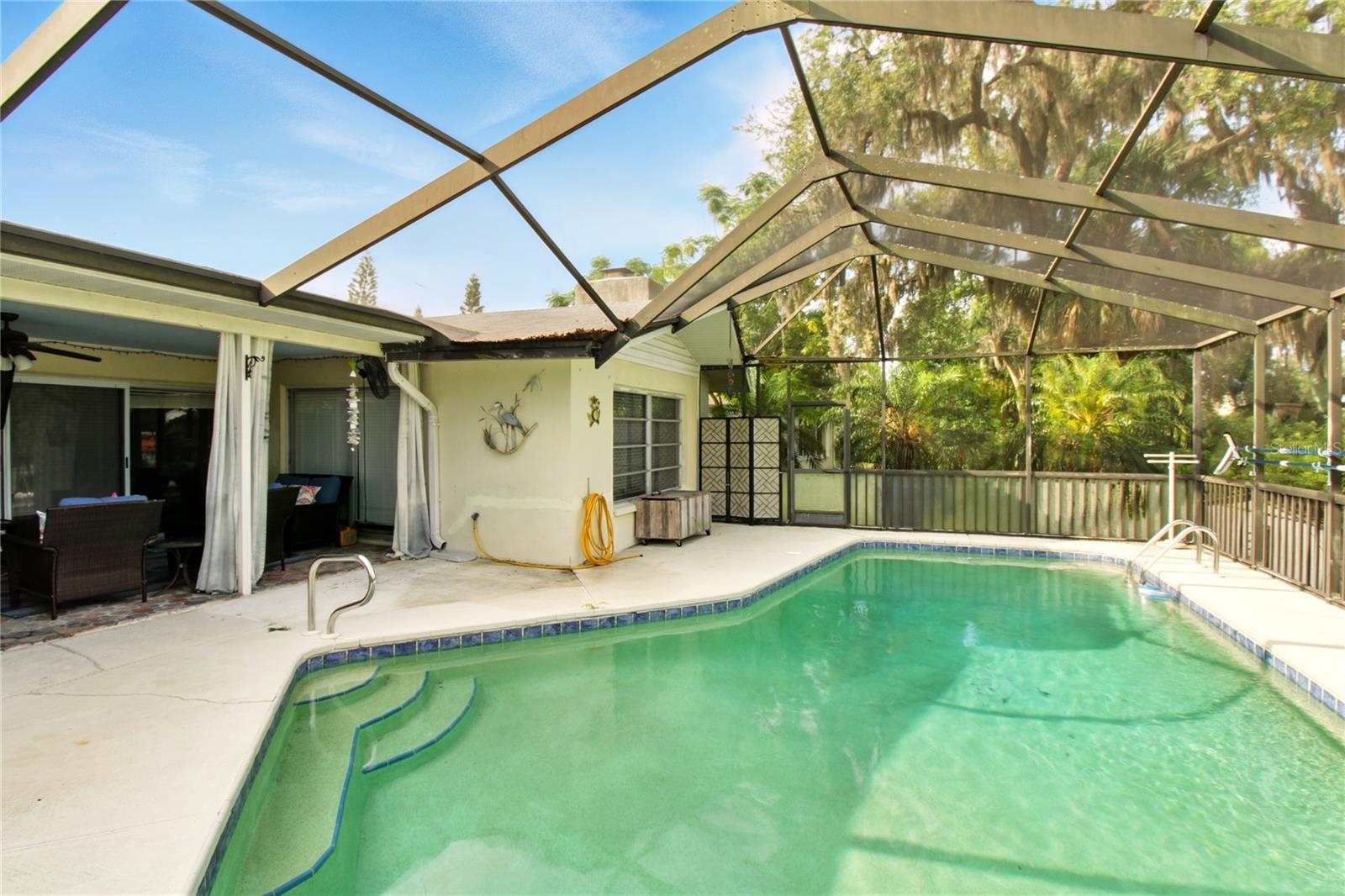 Listing photo id 21 for 5728 Colonial Drive