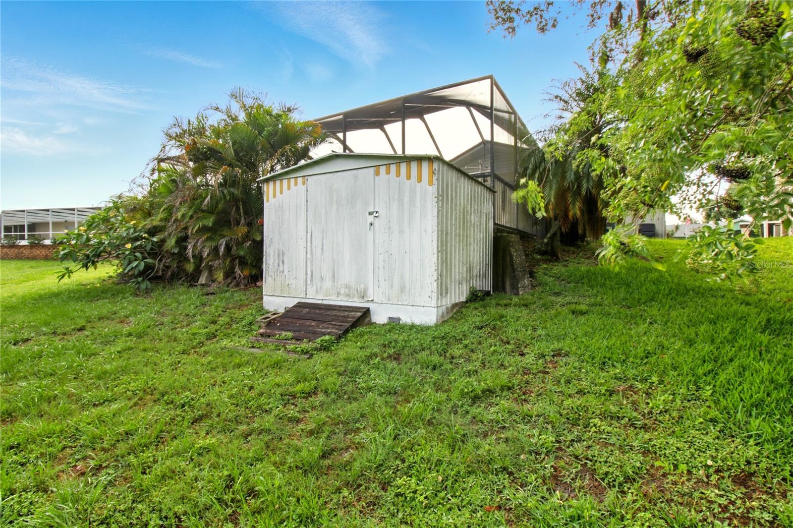 Listing photo id 22 for 5728 Colonial Drive