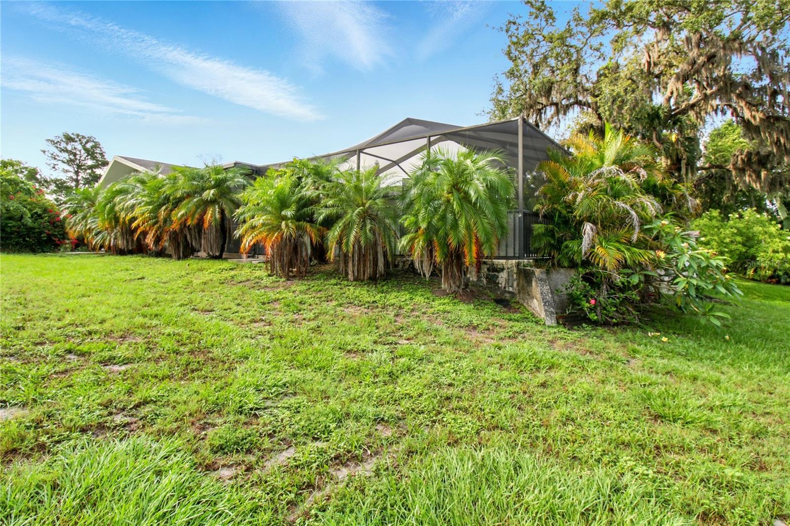 Listing photo id 1 for 5728 Colonial Drive