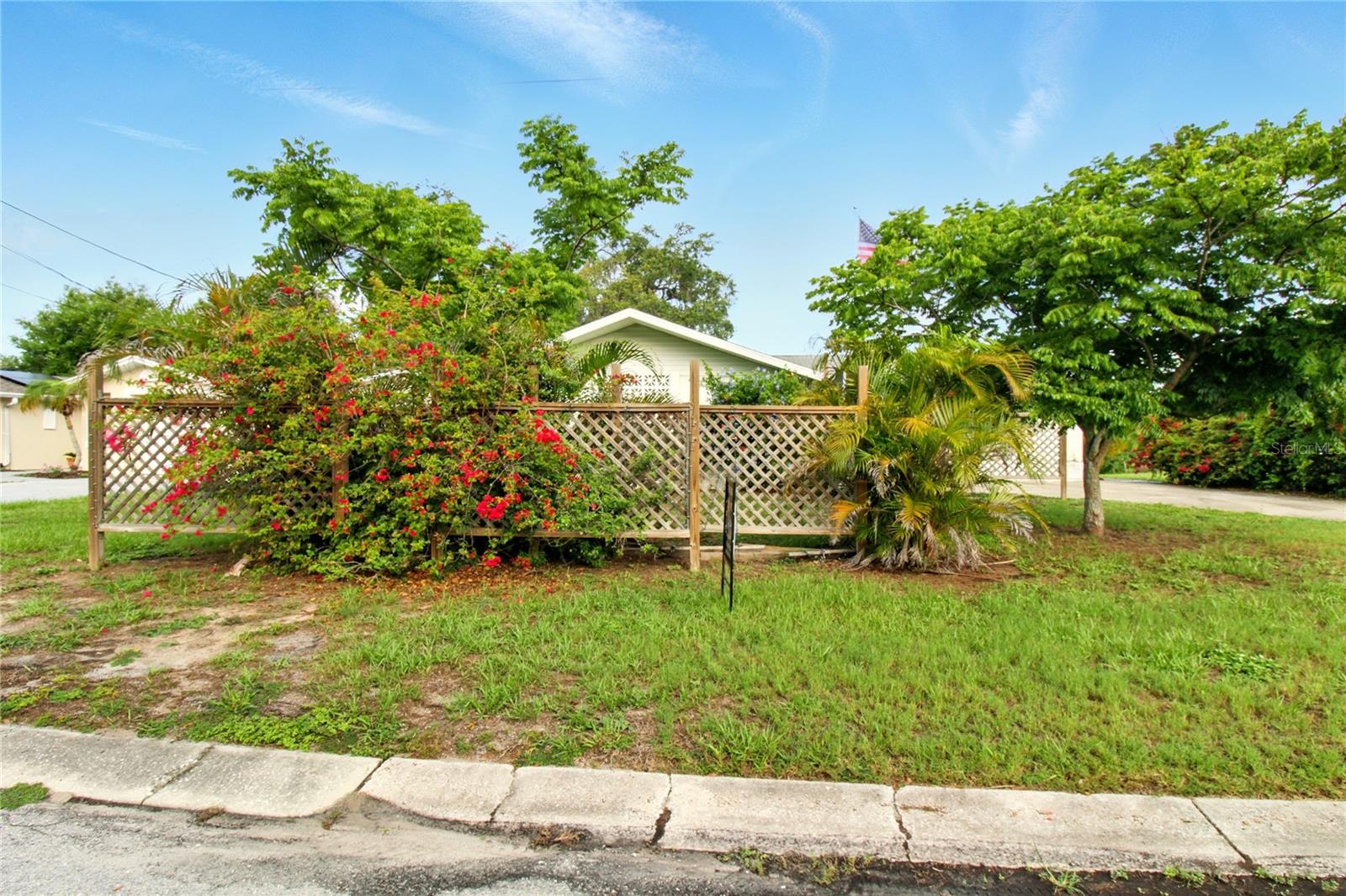 Listing photo id 2 for 5728 Colonial Drive