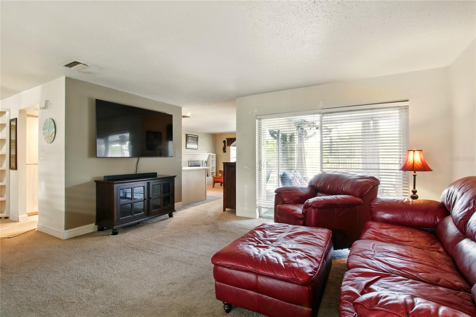 Listing photo id 3 for 5728 Colonial Drive