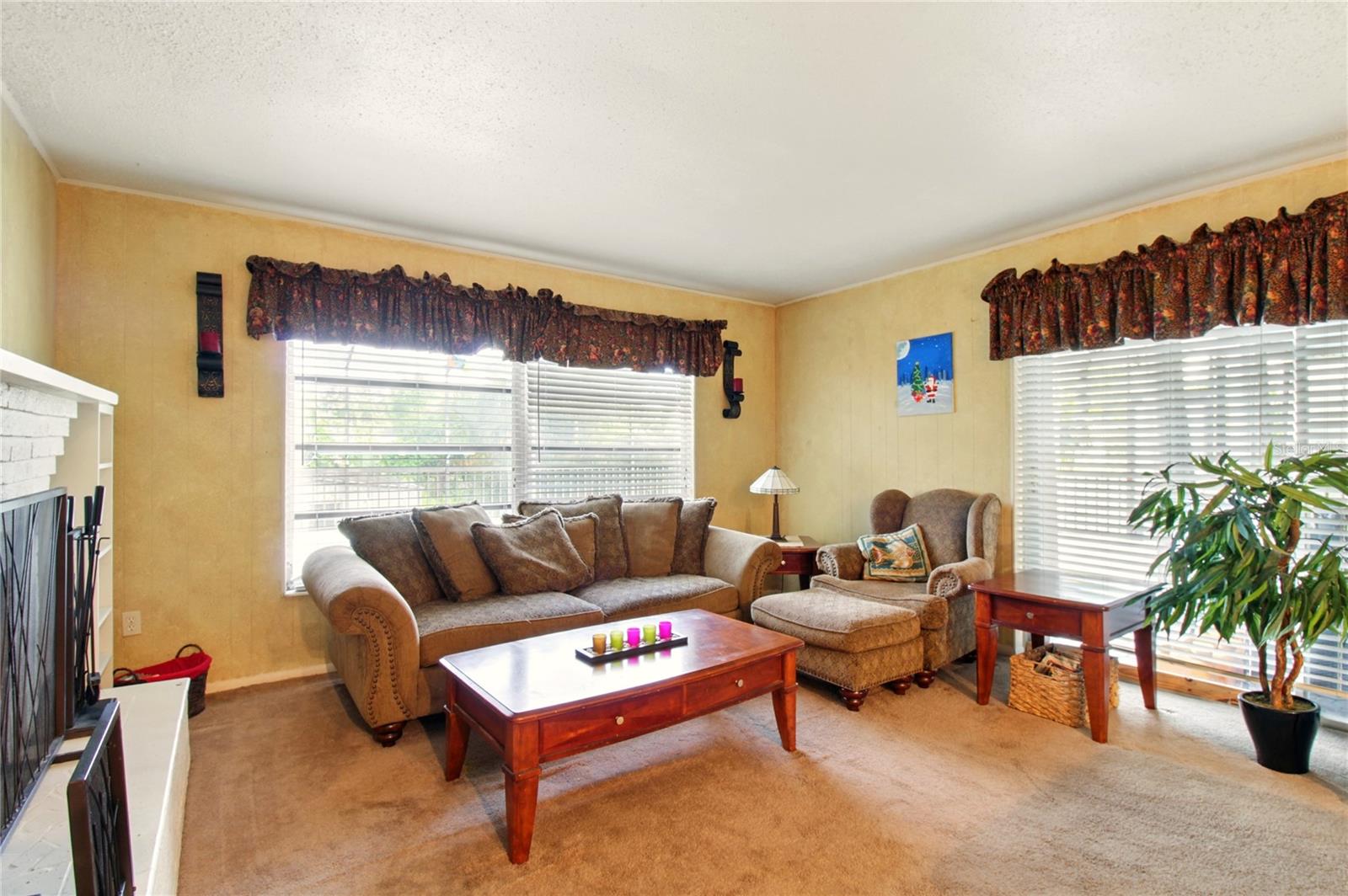 Listing photo id 4 for 5728 Colonial Drive