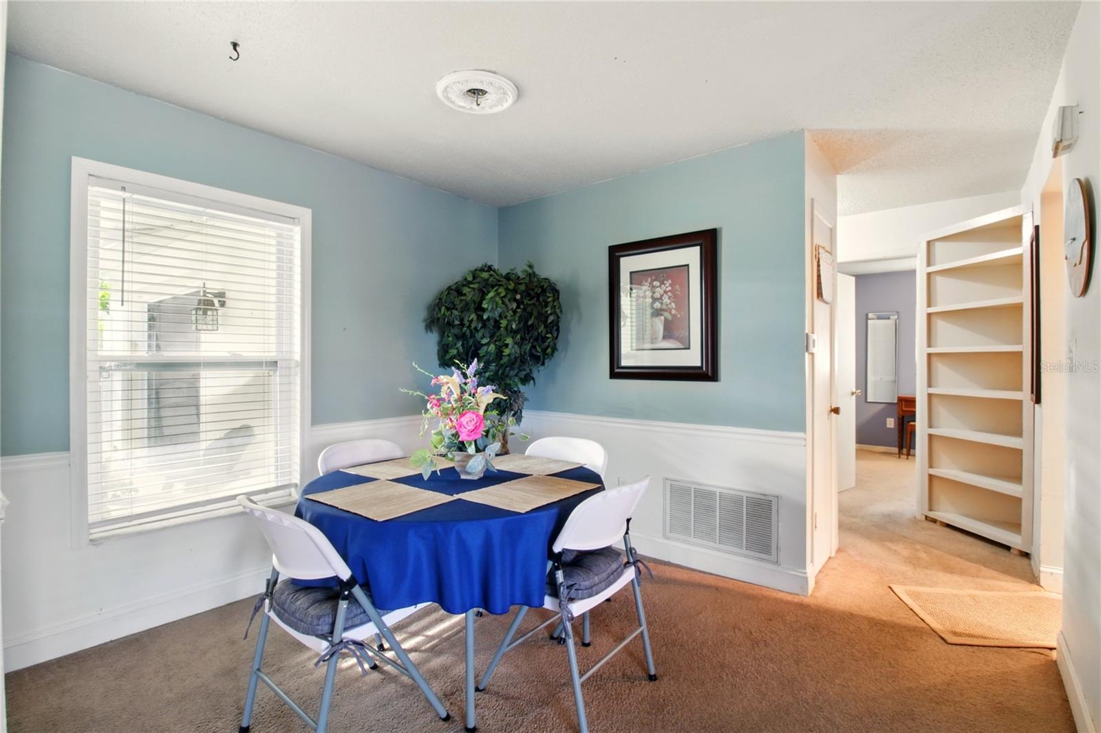 Listing photo id 6 for 5728 Colonial Drive