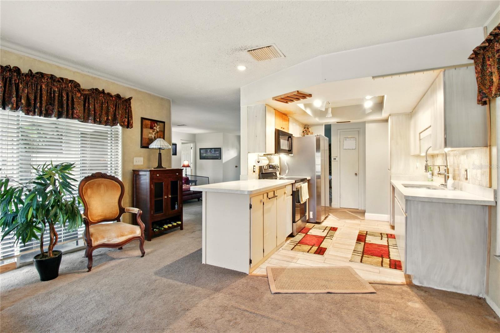 Listing photo id 7 for 5728 Colonial Drive