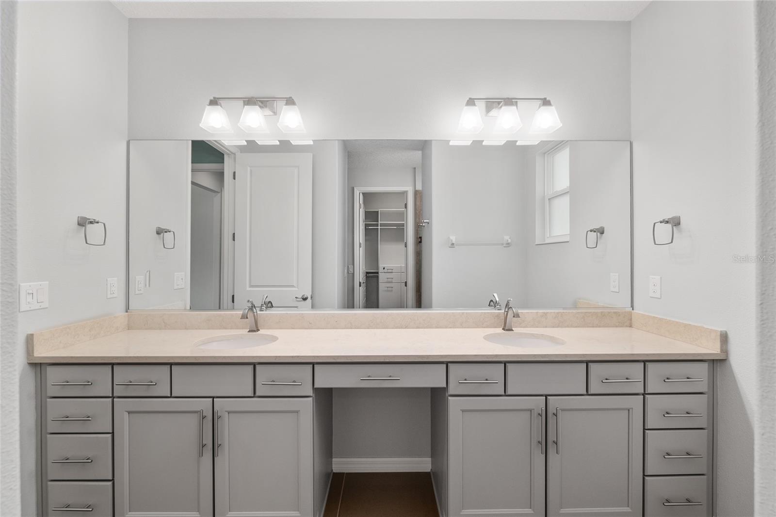 Image 19 of 50 For 9805 95th Loop