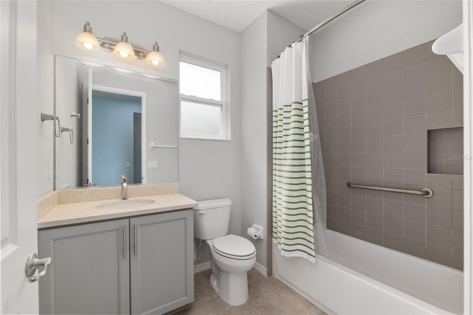 Image 25 of 50 For 9805 95th Loop