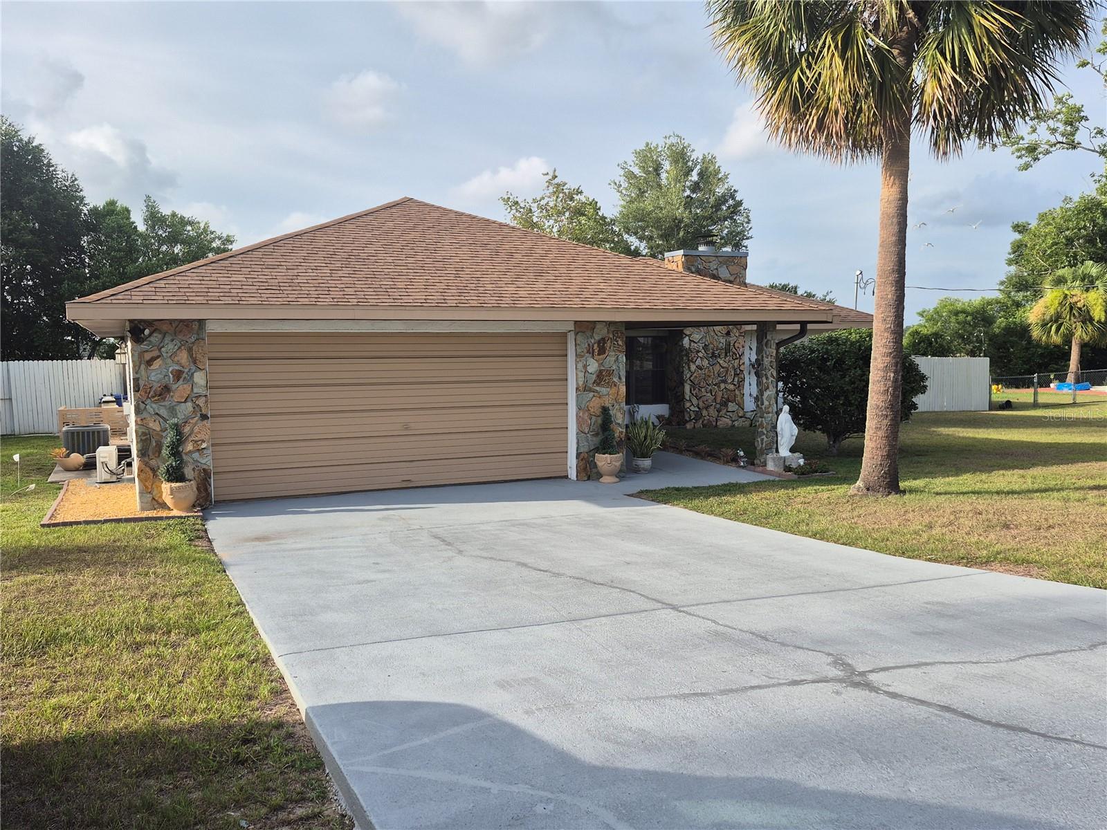 Image 2 of 54 For 21511 Plantation Street Sw