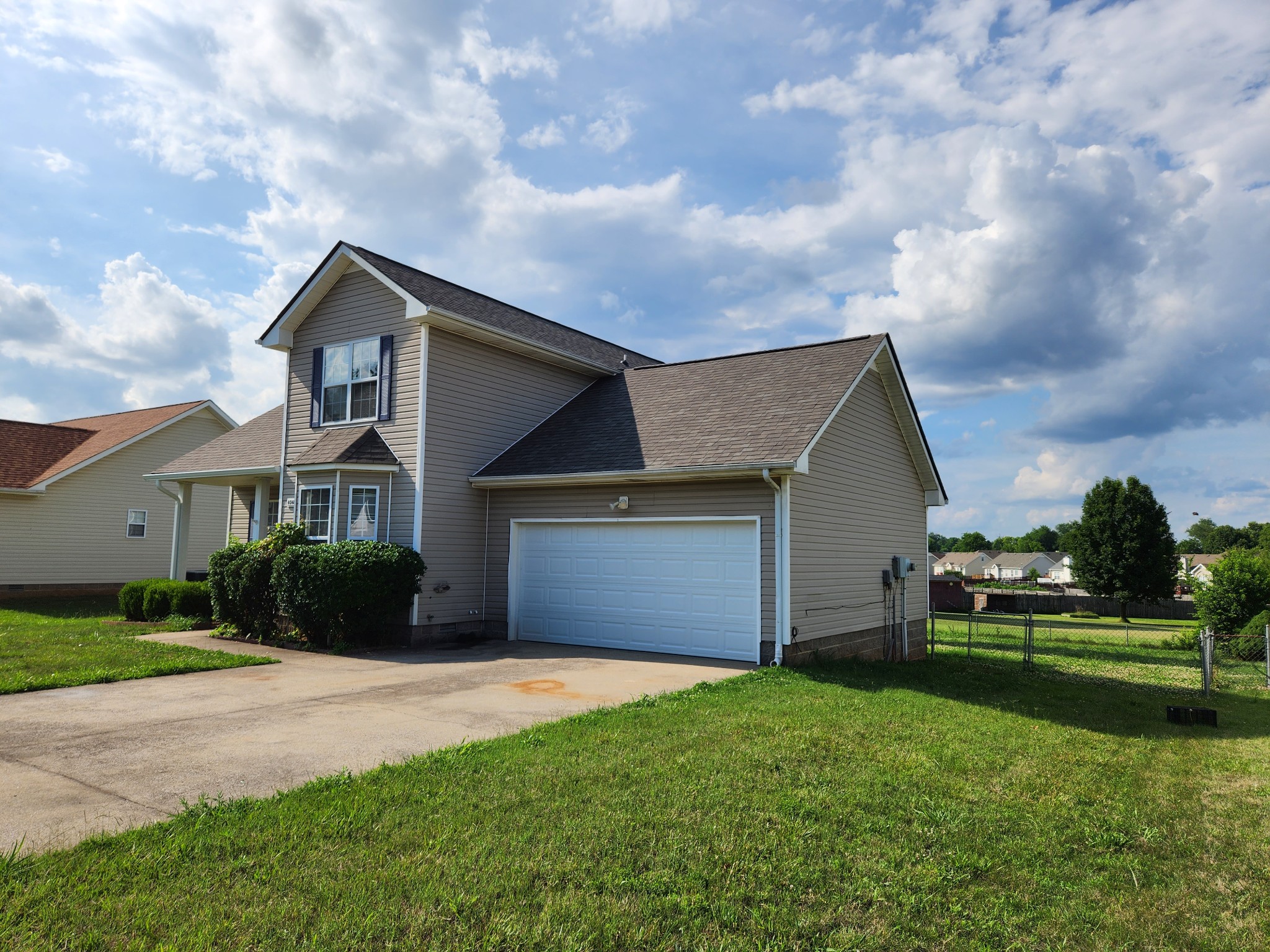 Listing photo id 0 for 8388 Treiman Boulevard