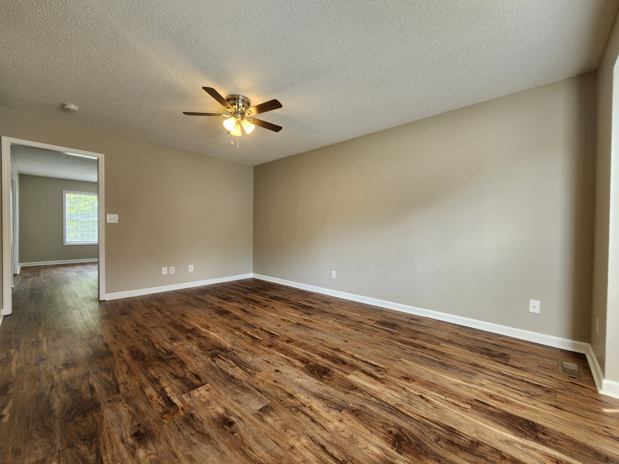 Listing photo id 1 for 8388 Treiman Boulevard