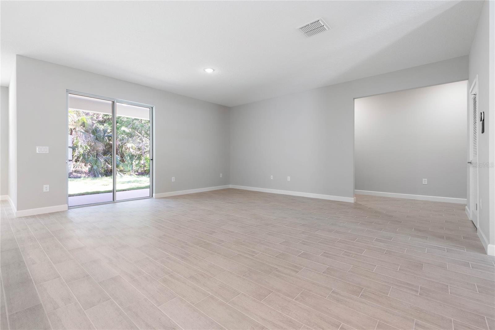 Image 13 of 25 For 2205 Amberly Avenue