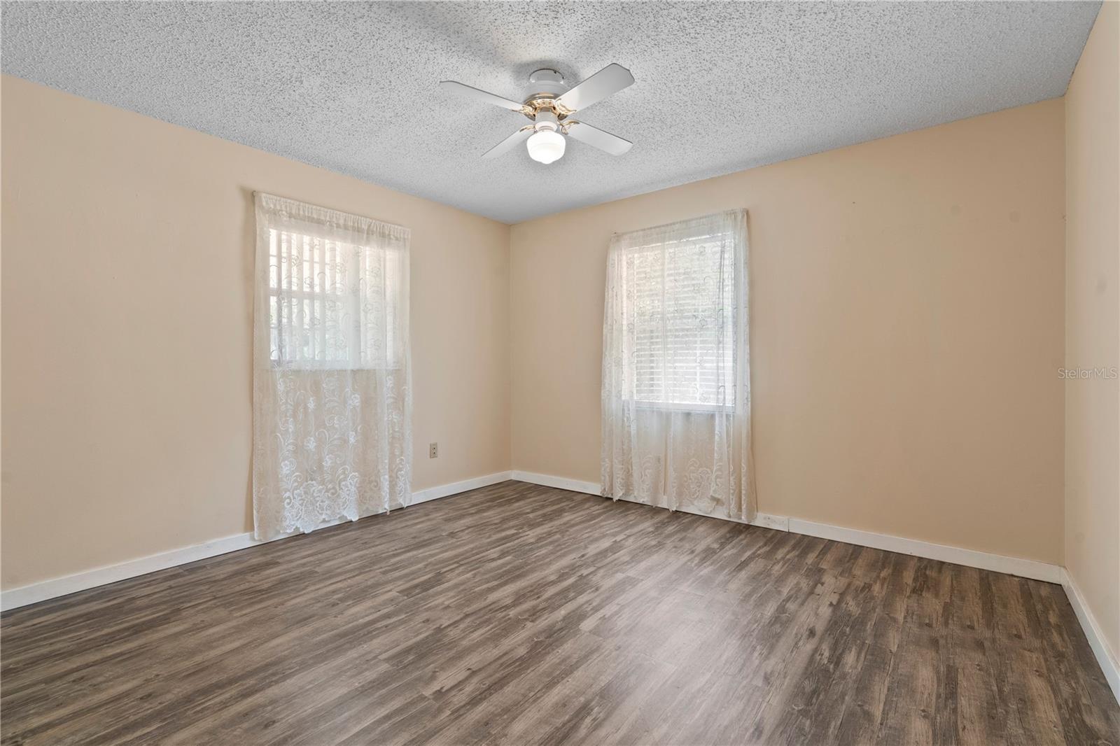Image 16 of 41 For 206 Dundee Way