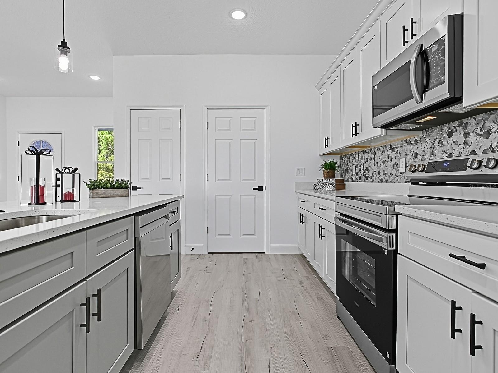 Image 22 of 27 For 13322 85 Circle