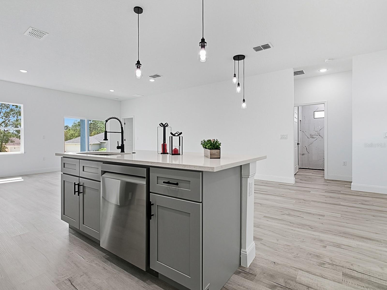 Image 26 of 27 For 13322 85 Circle