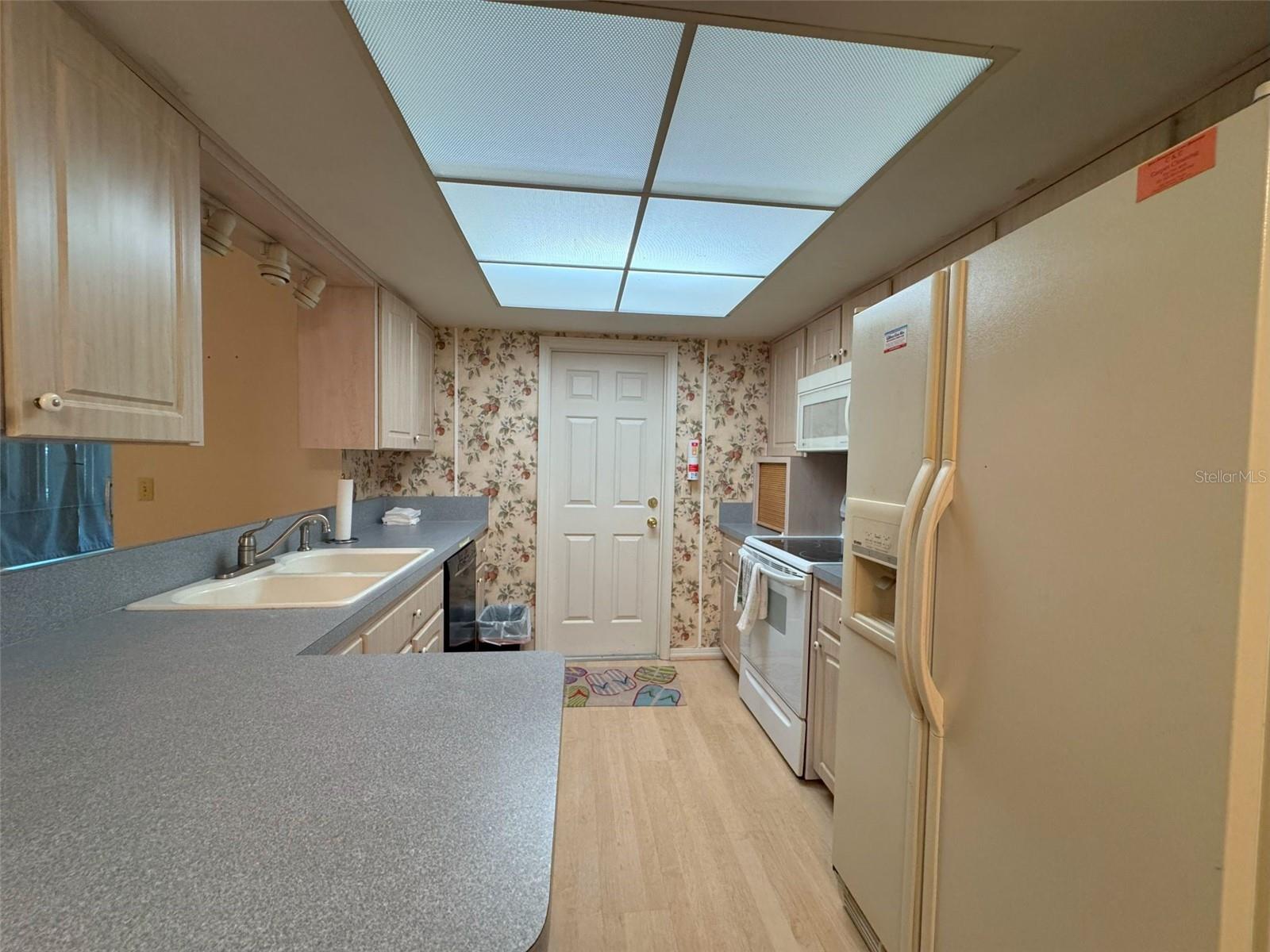 Image 7 of 24 For 1050 Bloomfield Drive