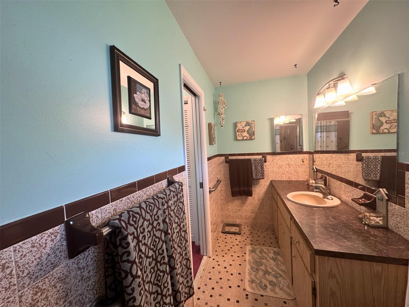Image 18 of 42 For 916 Jones Avenue
