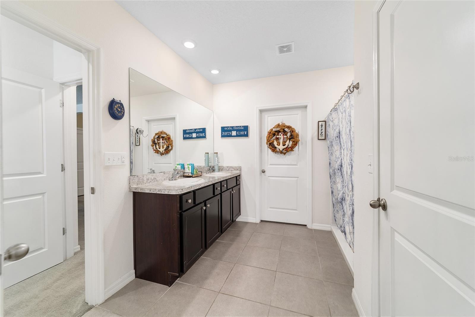 Listing photo id 8 for 2552 42nd Road