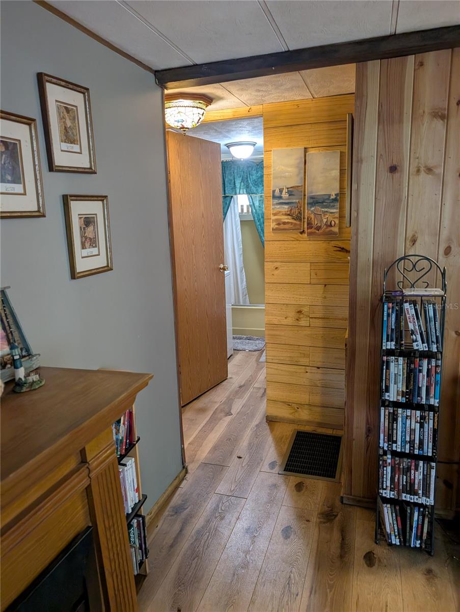 Listing photo id 36 for 3609 Westcove Court