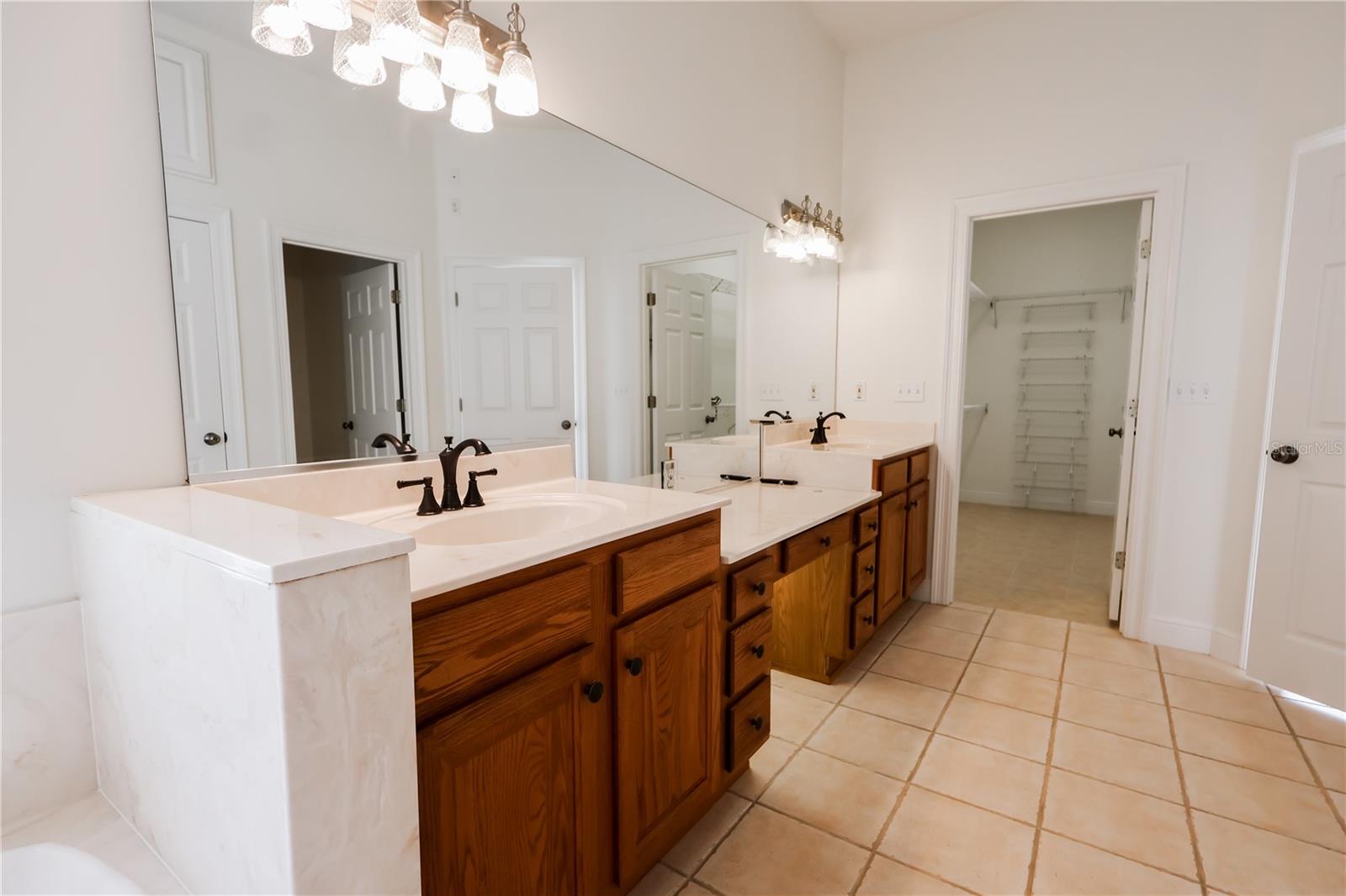 Listing photo id 11 for 6405 13 Avenue