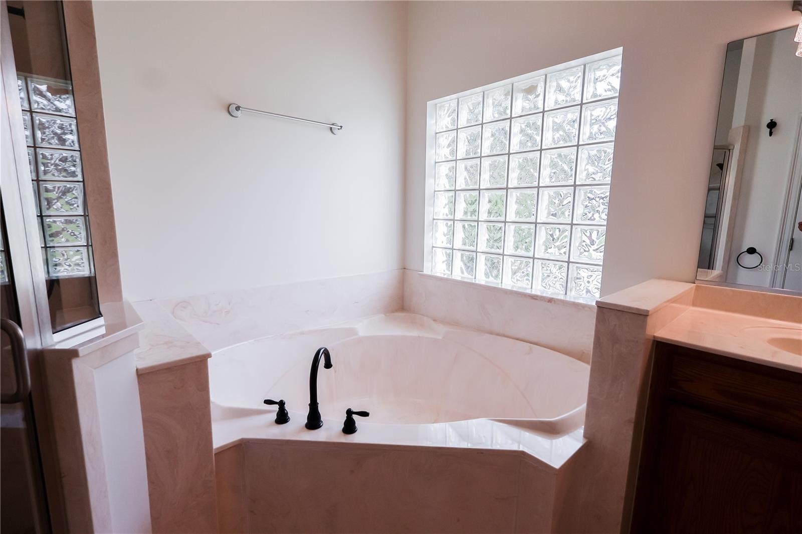 Listing photo id 12 for 6405 13 Avenue