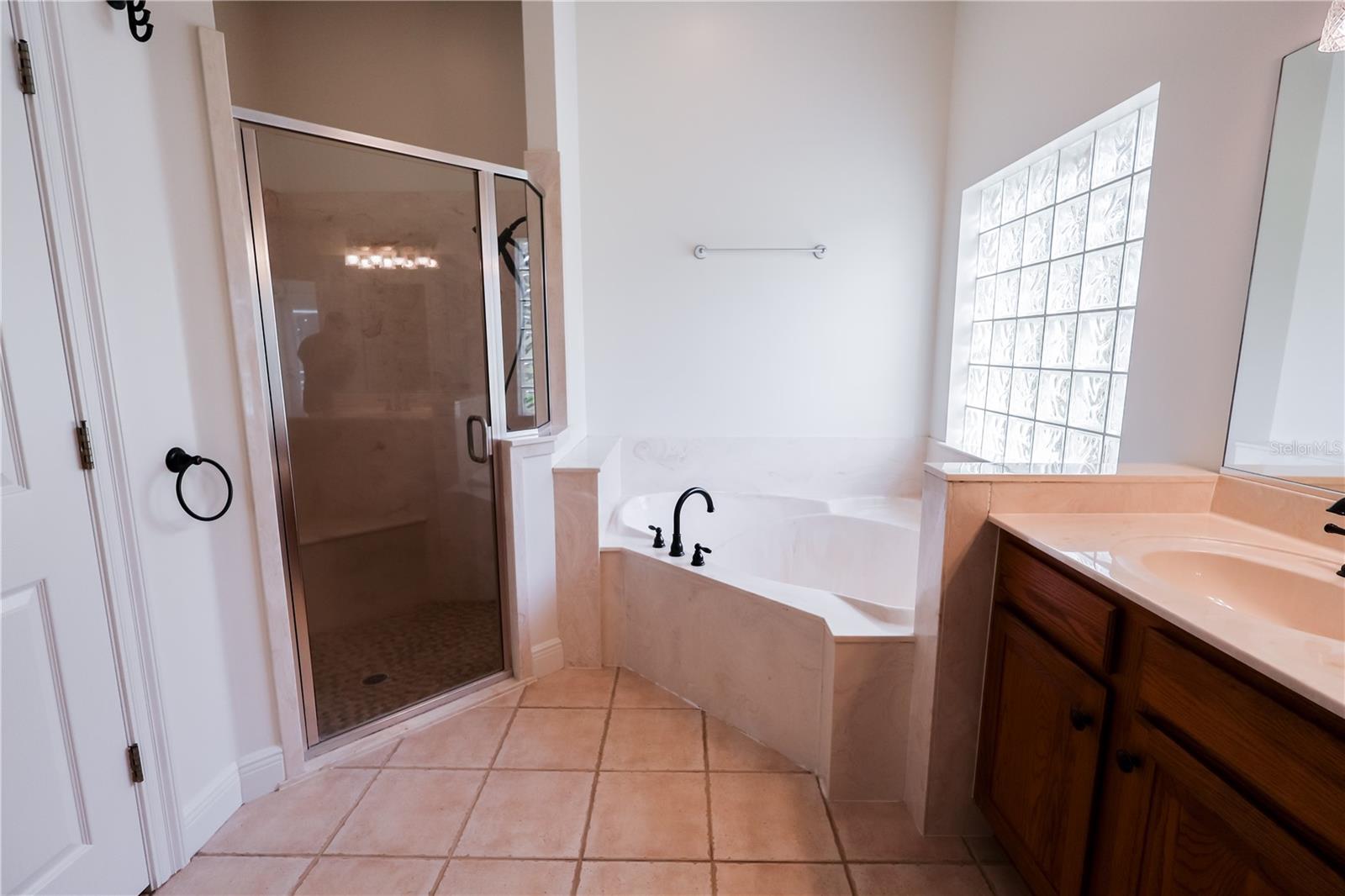 Listing photo id 13 for 6405 13 Avenue