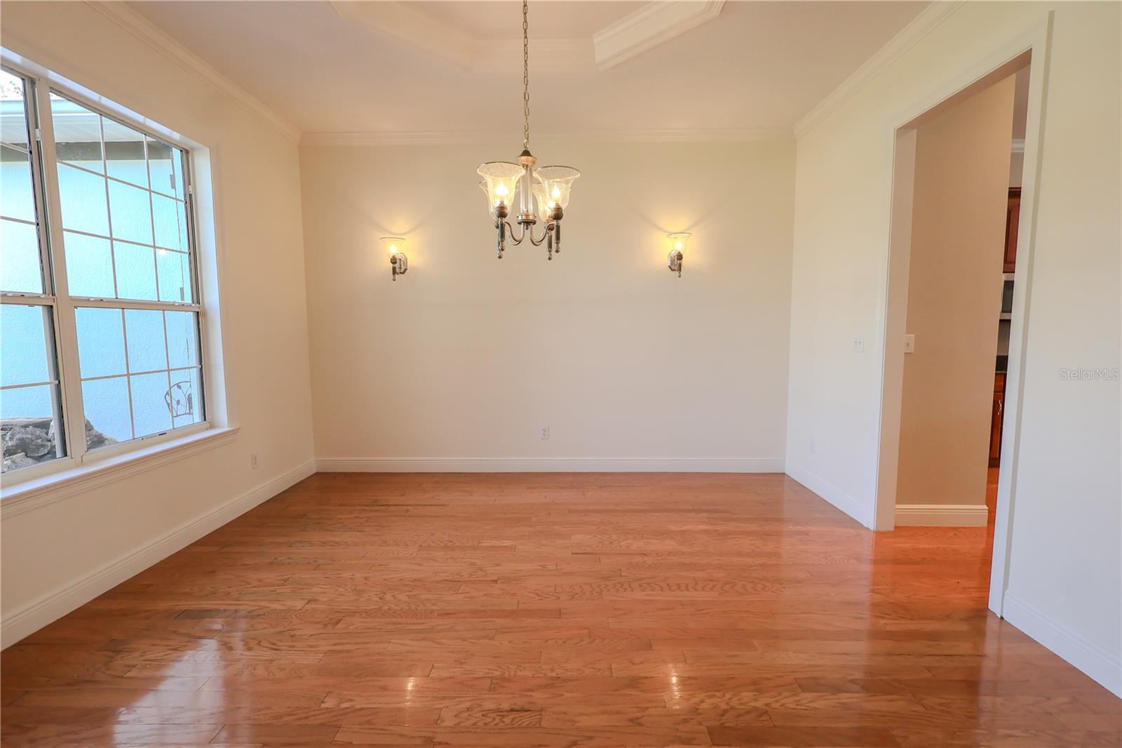 Listing photo id 14 for 6405 13 Avenue