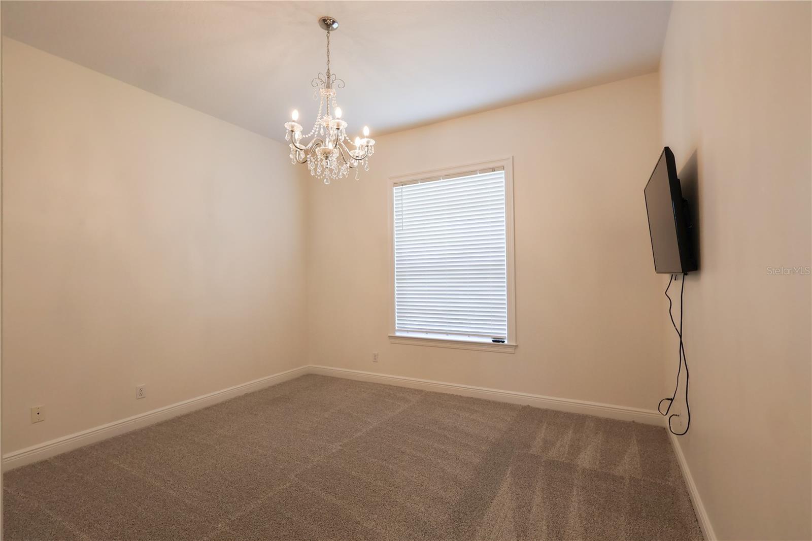 Listing photo id 19 for 6405 13 Avenue